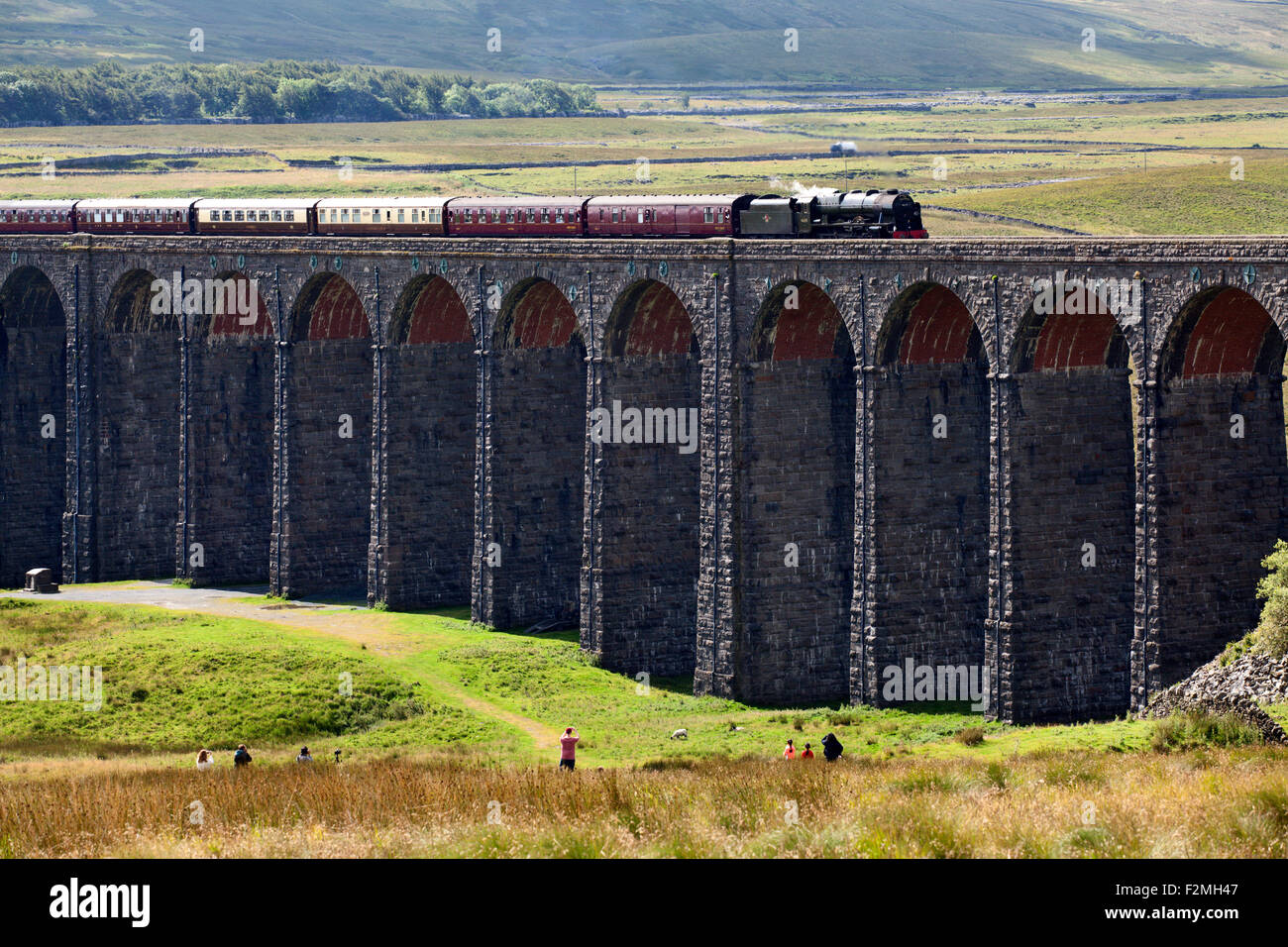 People Watching The Fellsman Hauled by 46115 Scots Guardsman Cross Ribblehead Viaduct Yorkshire Dales North Yorkshire England Stock Photo