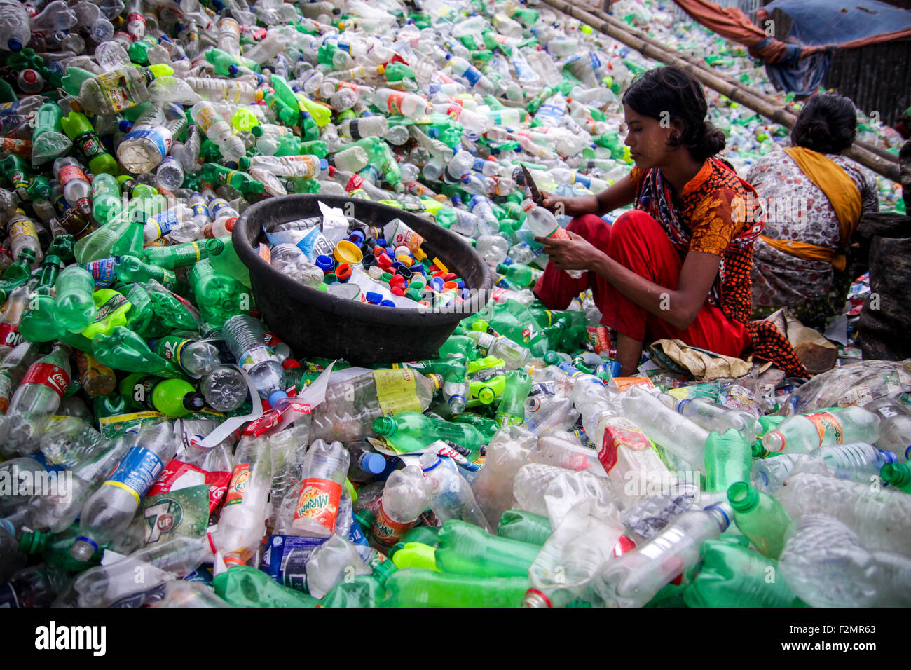 Dhaka, Bangladesh. 21st Sep, 2015. Bangladeshi people works in a