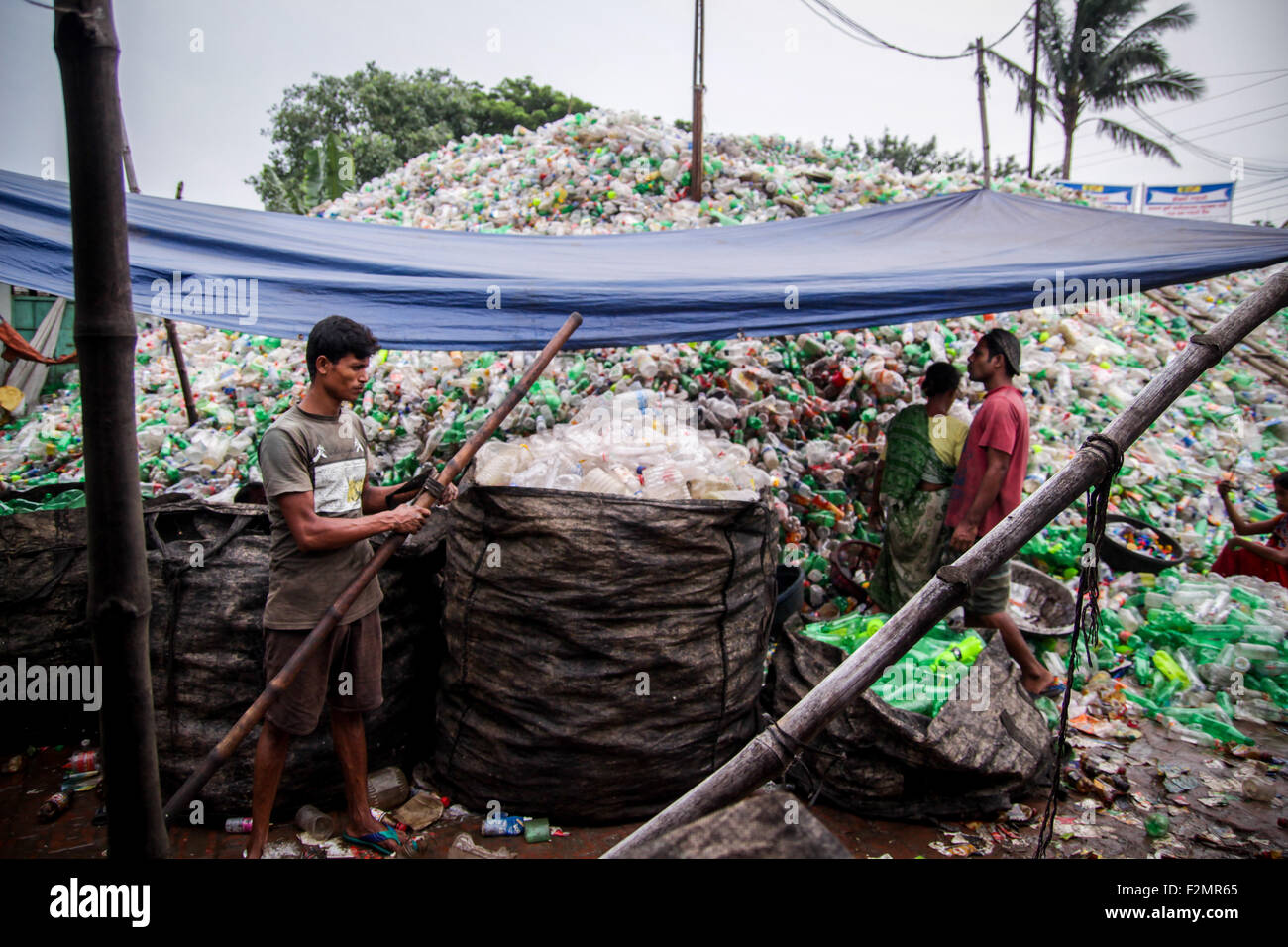 Dhaka, Bangladesh. 21st Sep, 2015. Bangladeshi people works in a