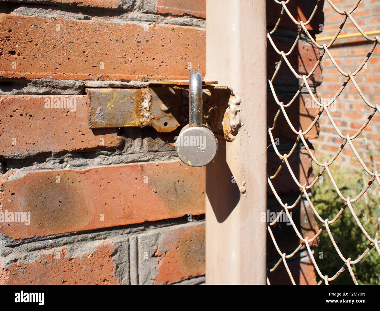 Metal gate brick wall hires stock photography and images Alamy