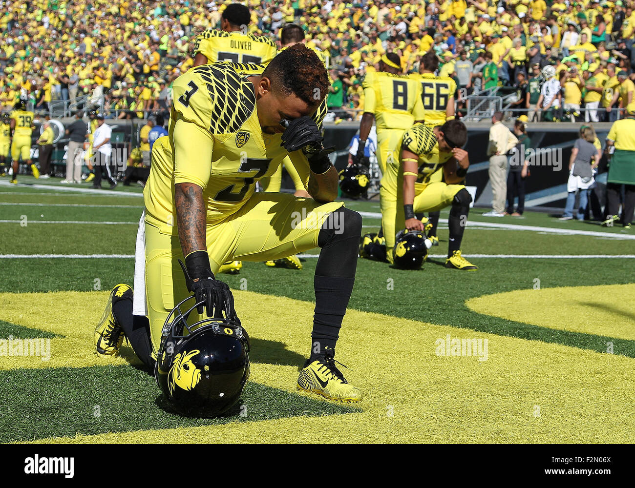 Autzen Stadium, Eugene, OR, USA. 19th Sep, 2015. Oregon Ducks safety Tyree Robinson (3) pauses for a moment of prayer prior to the start of the NCAA football game between the Ducks and the Georgia State Panthers at Autzen Stadium, Eugene, OR. Larry C. Lawson/CSM/Alamy Live News Stock Photo