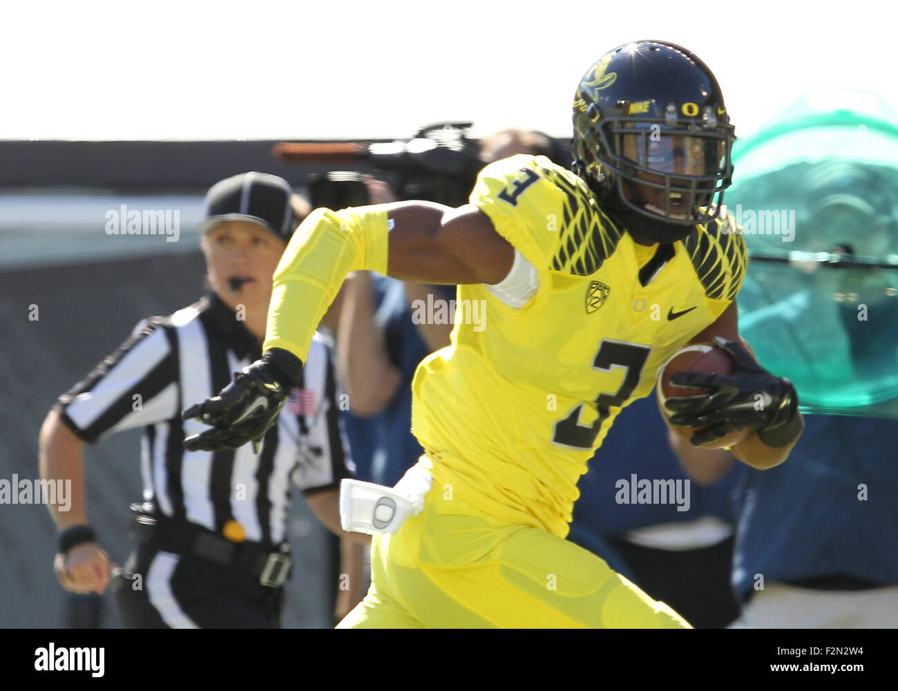 Autzen Stadium, Eugene, OR, USA. 19th Sep, 2015. Oregon Ducks safety Tyree Robinson (3) sprints down the sideline for a gain during the NCAA football game between the Ducks and the Georgia State Panthers at Autzen Stadium, Eugene, OR. Larry C. Lawson/CSM/Alamy Live News Stock Photo