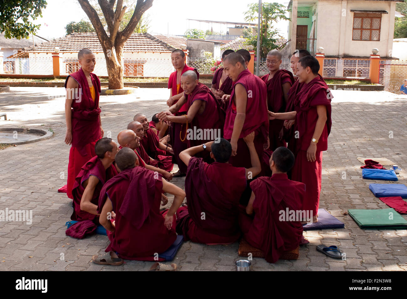 Debate session in the courtyard.  Sera Jey Monastic University, South India Stock Photo