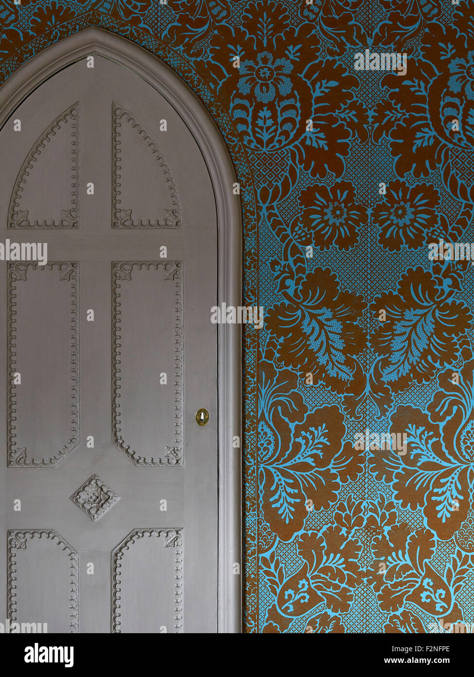 Walpole’s bedchamber, wallpaper, door. Strawberry Hill House, Twickenham, United Kingdom. Architect: Horace Walpole, 1747. Stock Photo