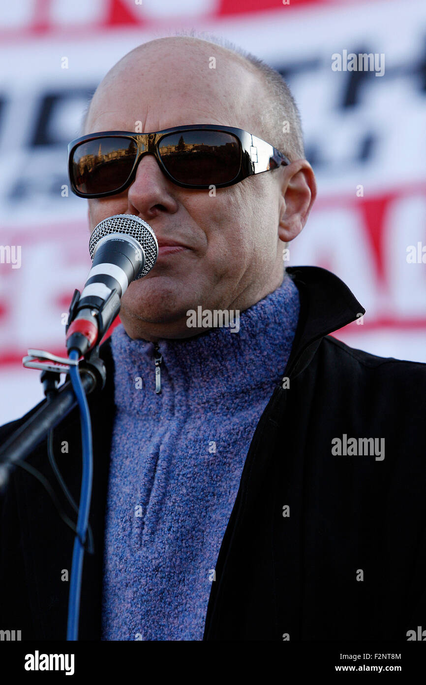 Brian Eno joins Palestinian demonstrators in London's Trafalgar Square along with estimated 15,000 protesters who marched against Israel's bombing of Gaza Stock Photo
