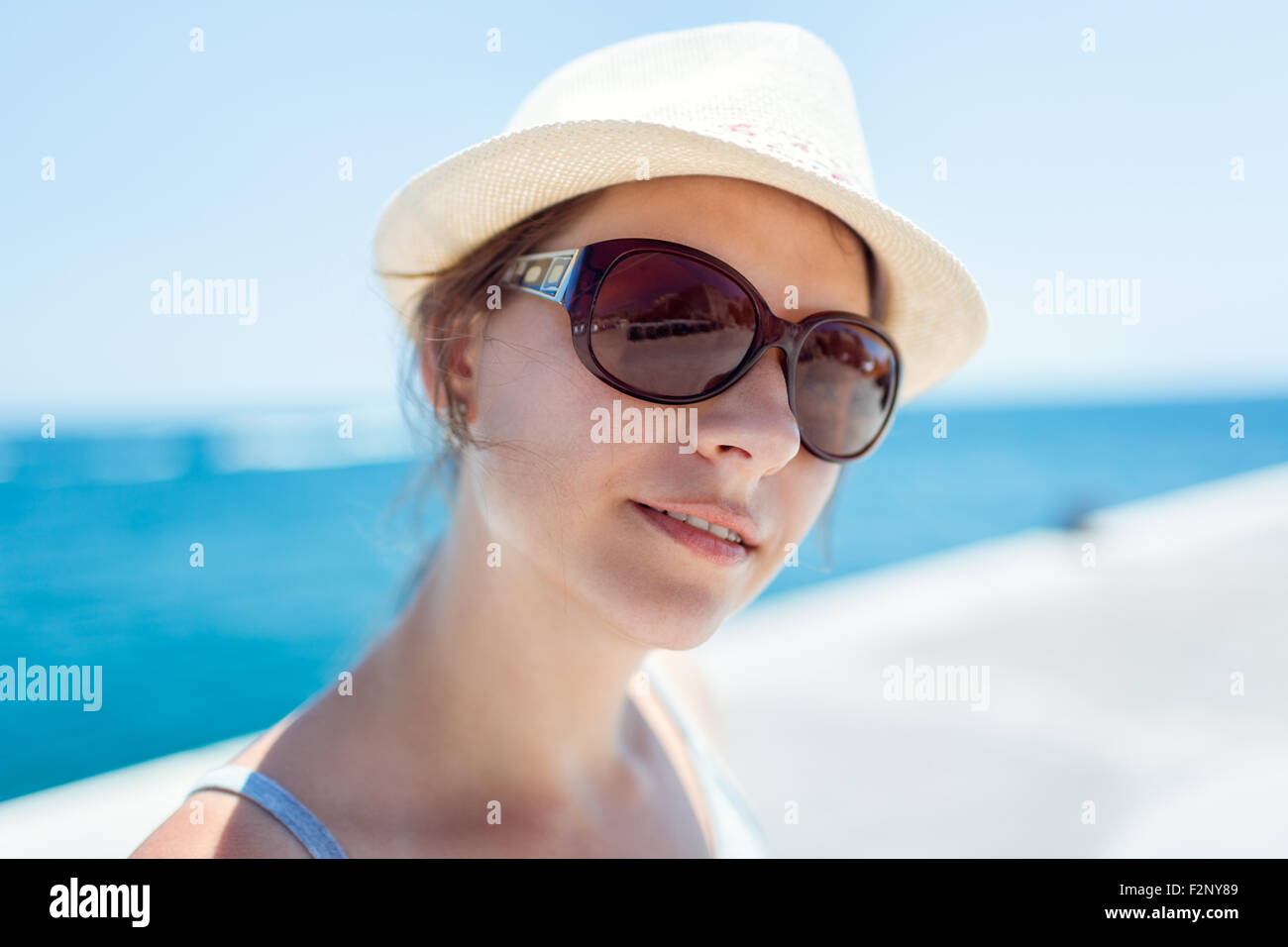 Sunglasses girl hi-res stock photography and images - Page 5 - Alamy