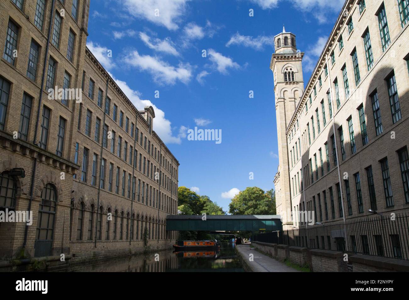 https://c8.alamy.com/comp/F2NYPY/salts-mill-in-saltaire-bradford-west-yorkshire-england-ian-hinchliffe-F2NYPY.jpg
