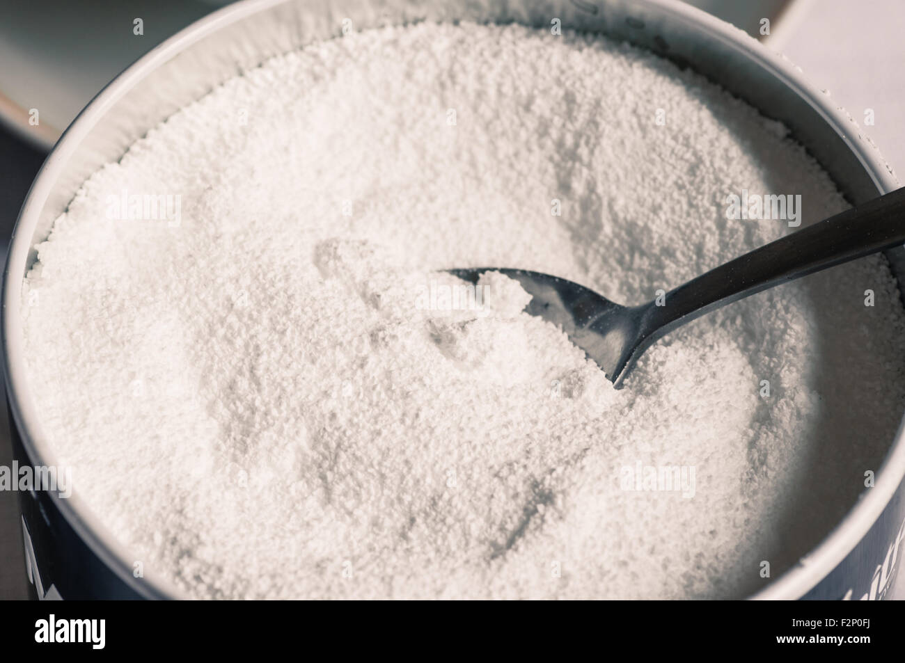 Сахар 100г. Чайная ложка с порошком. Мерная ложка сахара 100г. Сахар 50 гр в ложках. Стаканчик и ложка сахара.