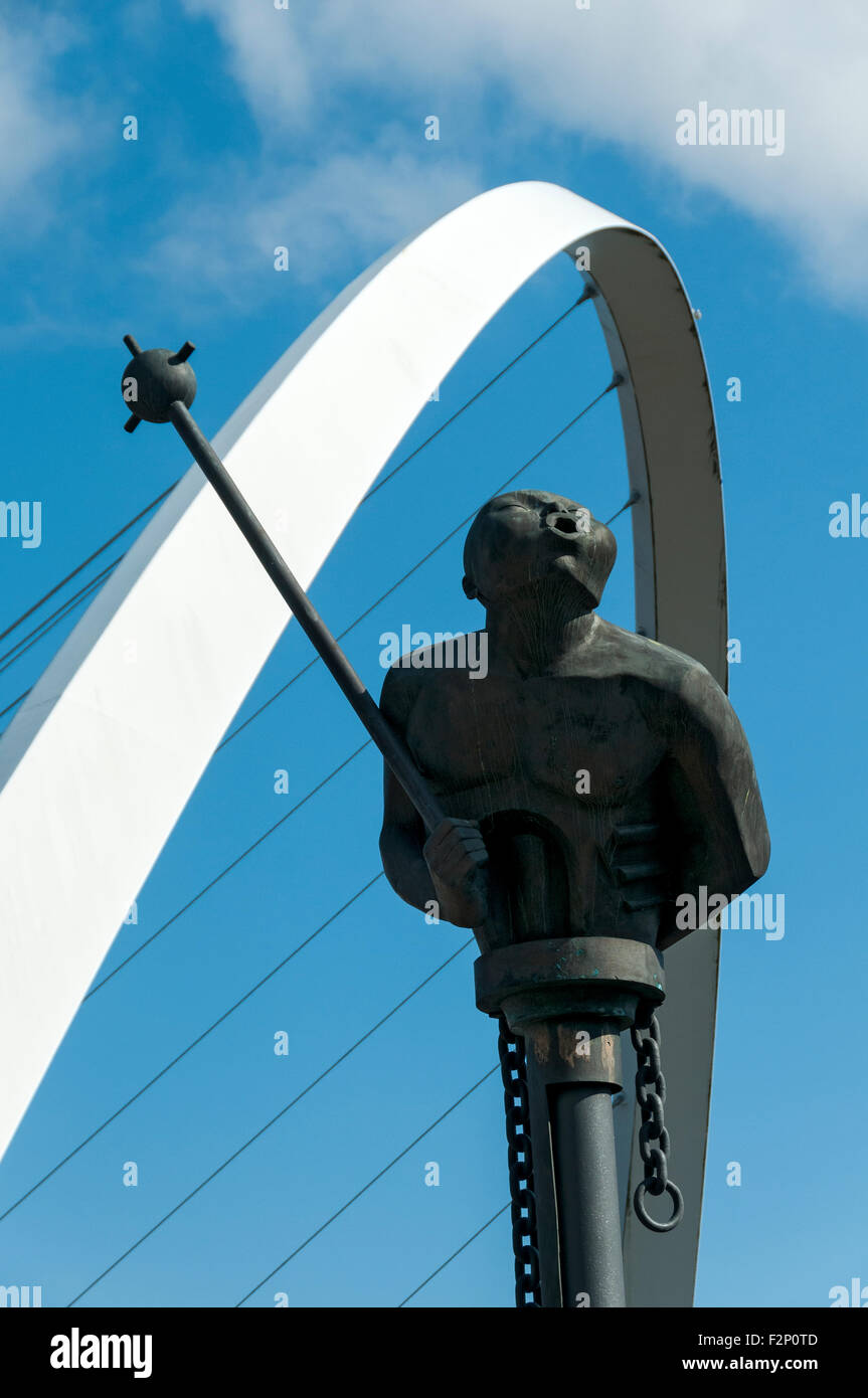 'River God' by André Wallace, and the Gateshead Millennium Bridge, Quayside, Newcastle upon Tyne, Tyne and Wear, England, UK Stock Photo