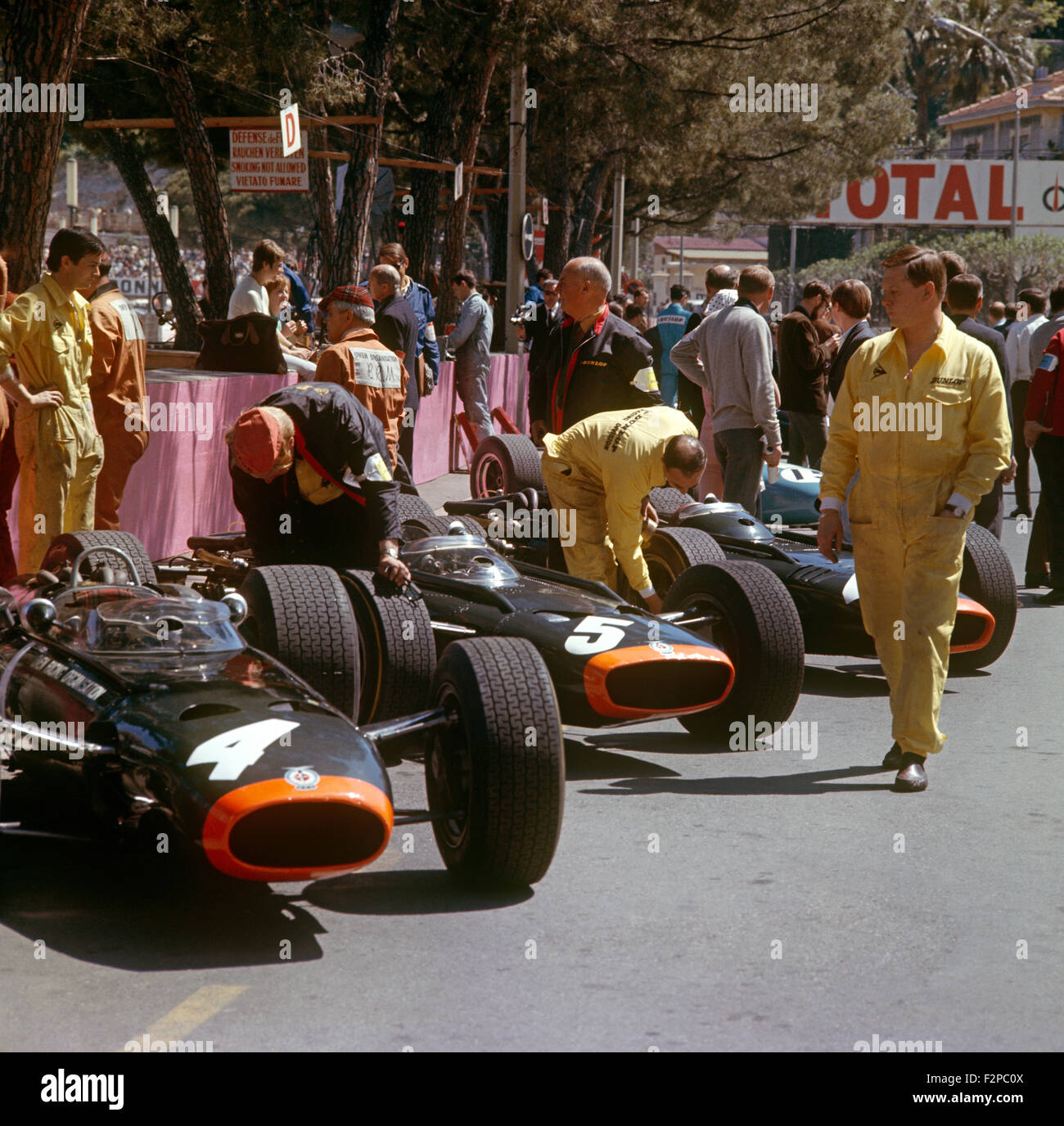 https://c8.alamy.com/comp/F2PC0X/brm-racing-cars-in-the-pits-at-the-monaco-gp-1965-F2PC0X.jpg