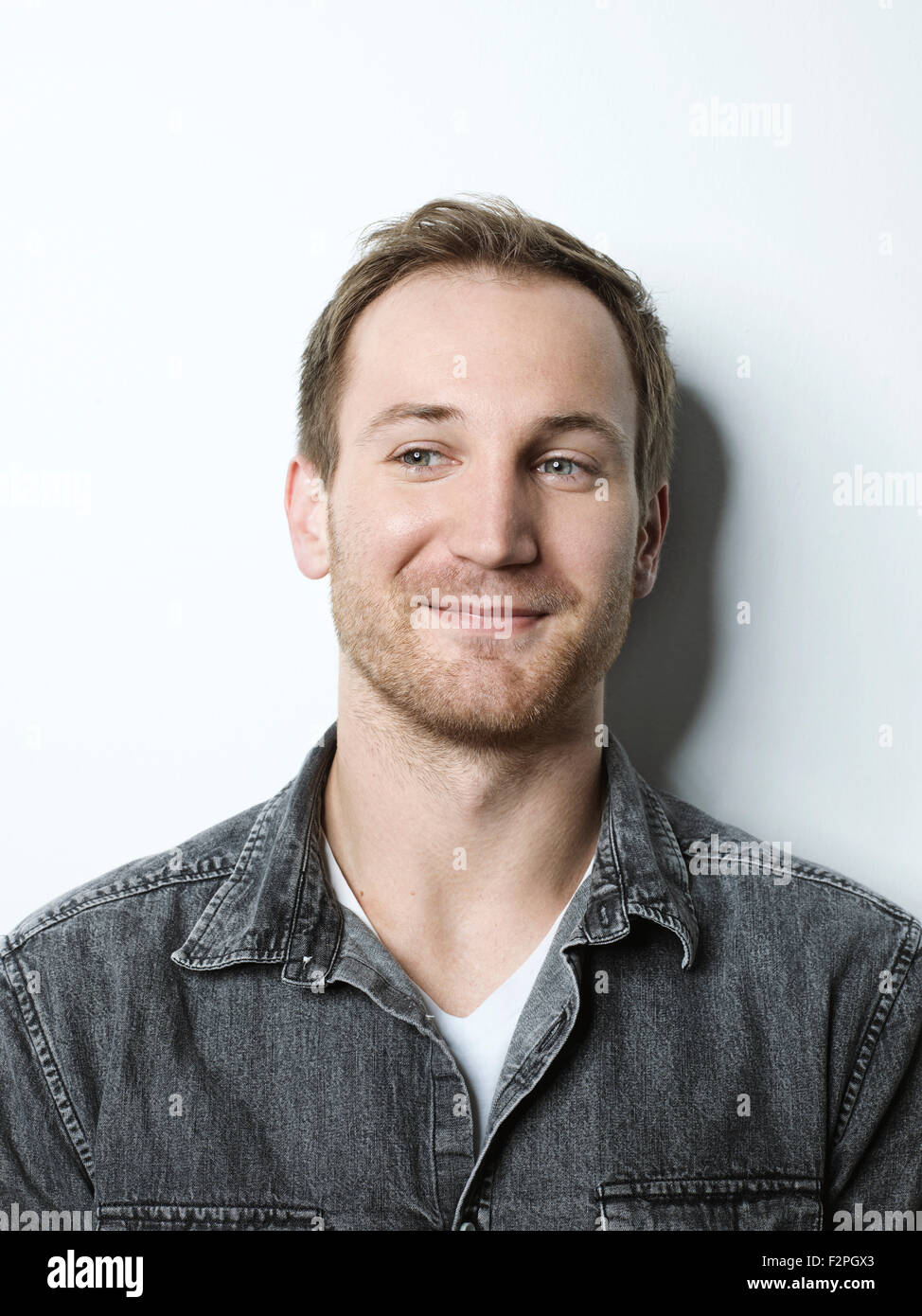 Portrait of smiling young man Stock Photo - Alamy