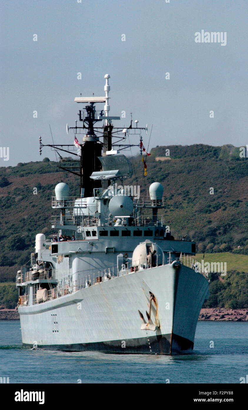 AJAX NEWS PHOTOS - 2005 - ROYAL NAVY DESTROYER HMS GLOUCESTER  EMBARKING FOST INSTRUCTORS FROM PAS CATAMARAN OFF PLYMOUTH.  PHOTO:JONATHAN EASTLAND/AJAX REF:50410_535 Stock Photo