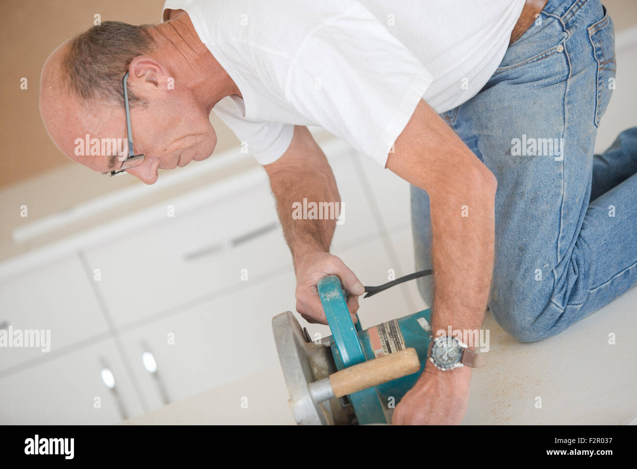 Builder using circular saw Stock Photo - Alamy