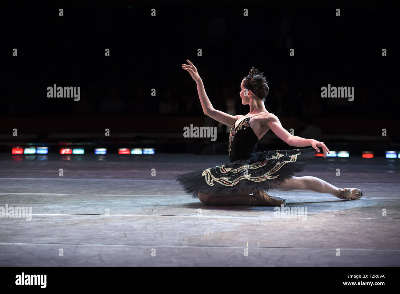 Prima ballerina dancing Stock Photo - Alamy