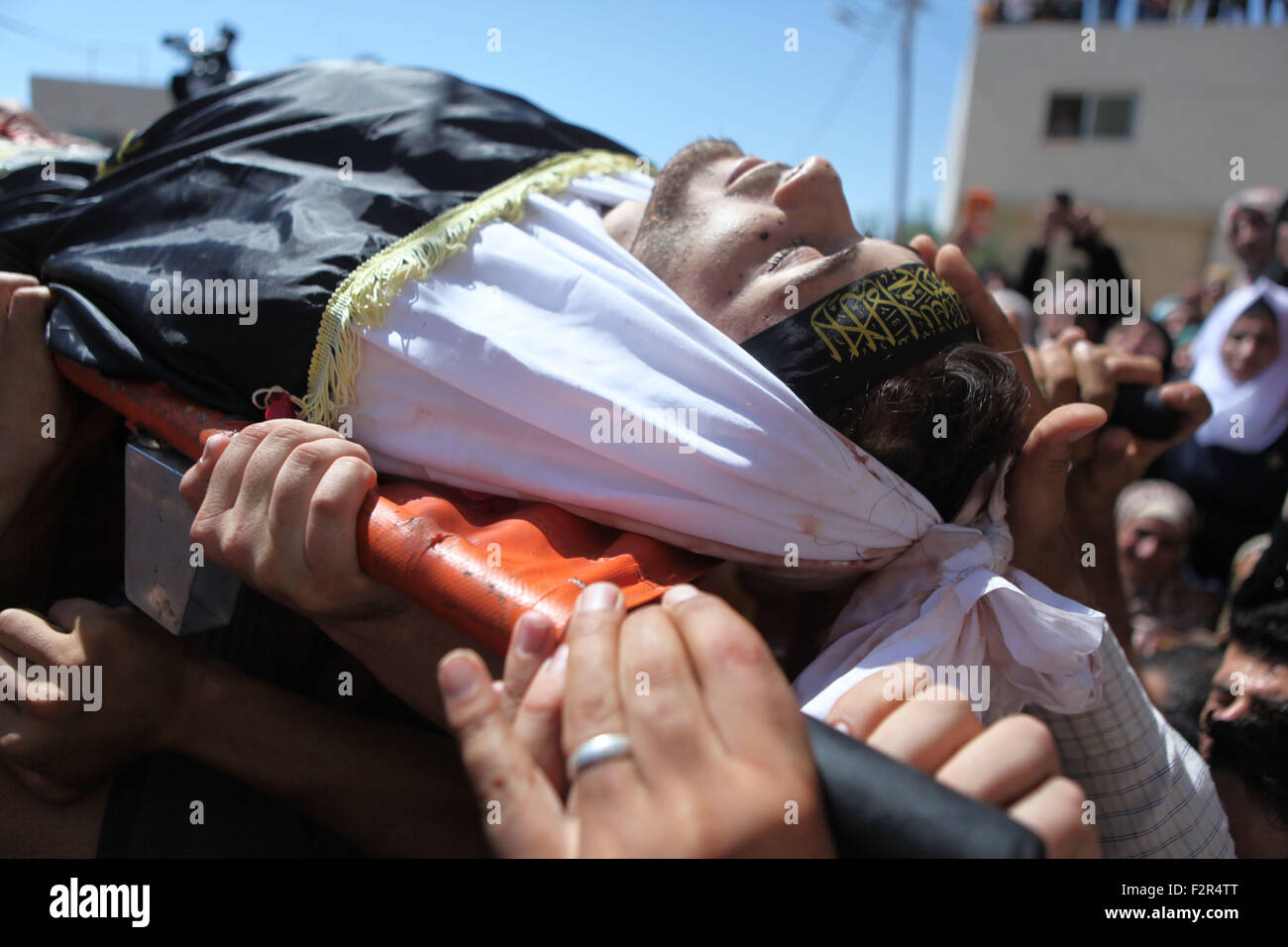 Hebron. 22nd Sep, 2015. Mourners carry the body of 21yearold