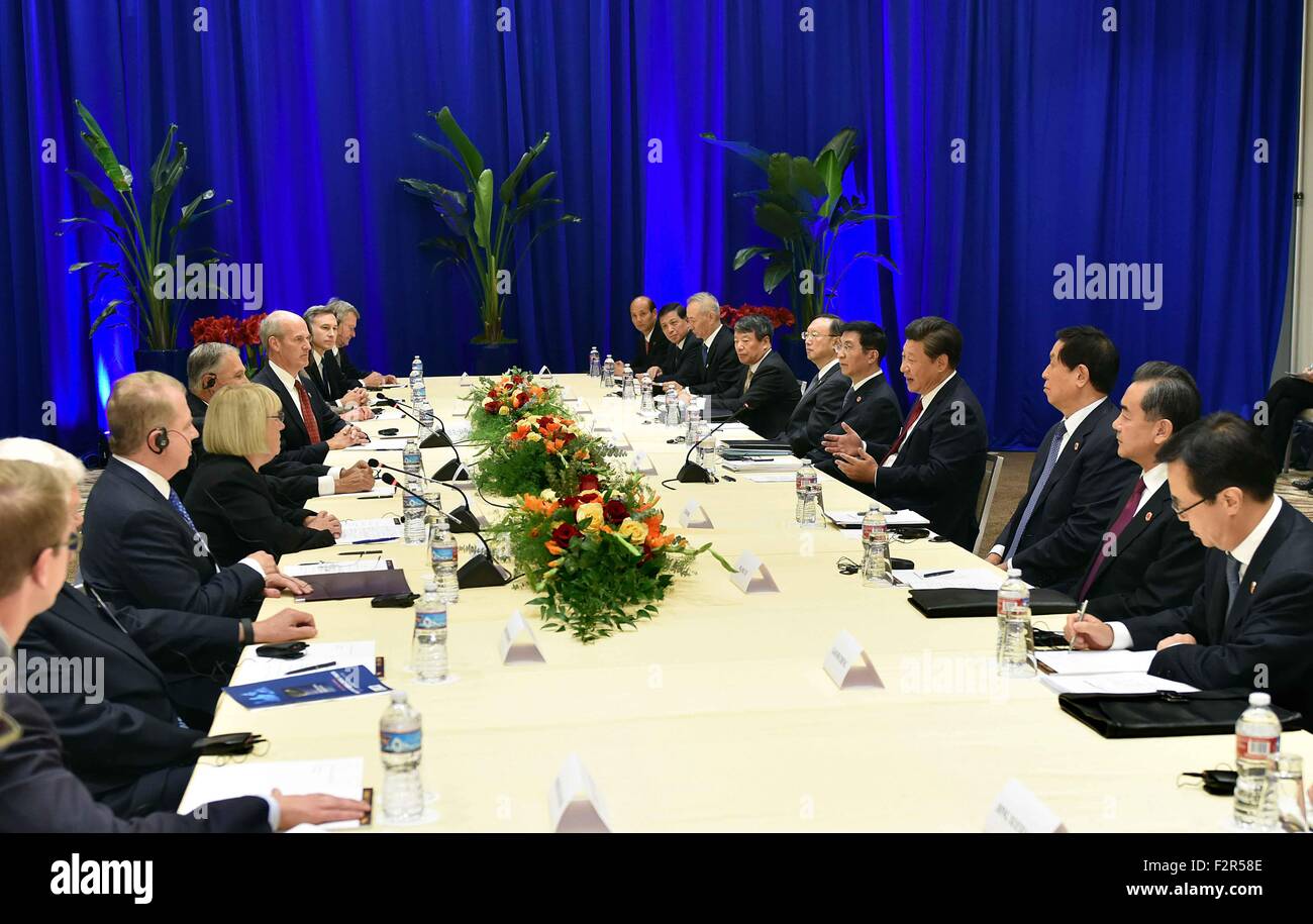 Seattle, USA. 22nd Sep, 2015. Chinese President Xi Jinping (4th R) meets with Washington Governor Jay Inslee, Seattle Mayor Ed Murray, Senator Patty Murray, Congressman Rick Larsen, former Ambassador to China Gary Faye Locke and others in Seattle, the United States, Sept. 22, 2015. Xi arrived in this east Pacific coast city on Tuesday morning for his first state visit to the U.S. © Li Tao/Xinhua/Alamy Live News Stock Photo