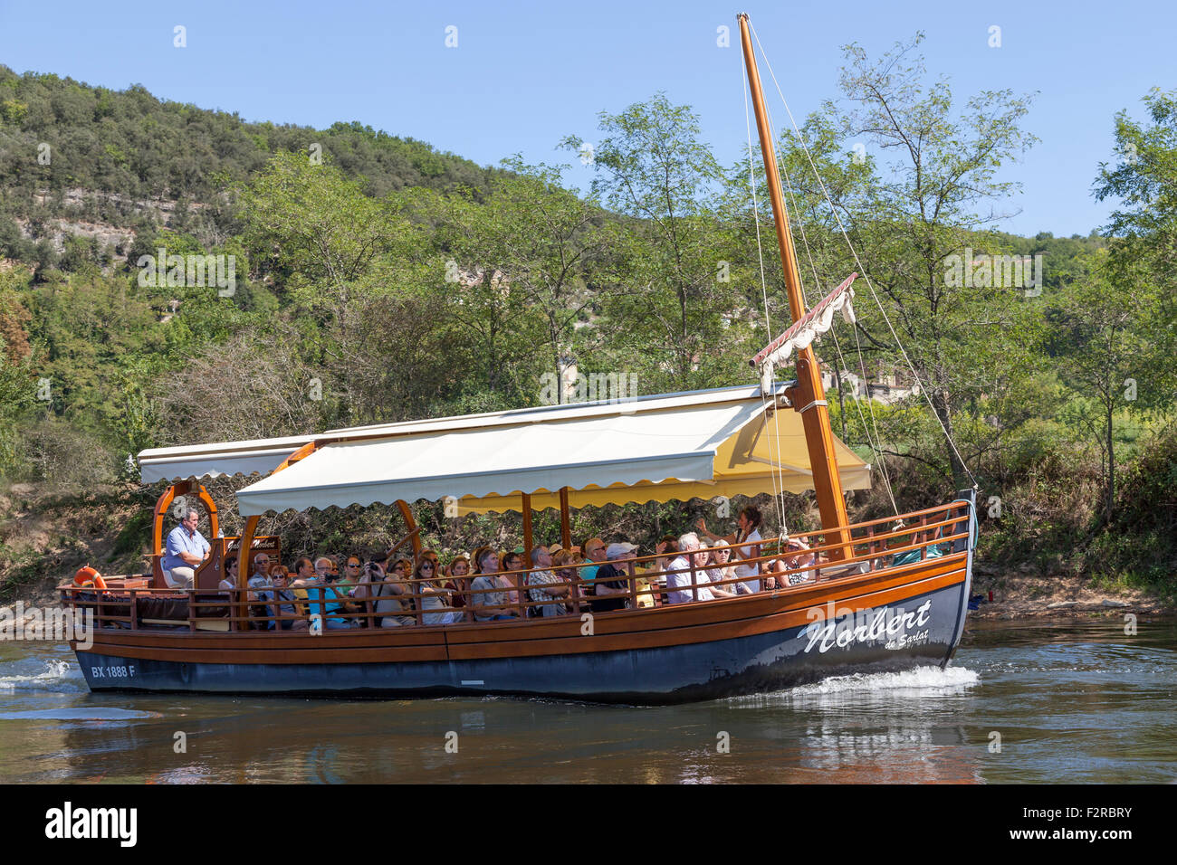 A sail on a 'gabarre' - on the Dordogne river - of paying senior tourists (La Roque Gageac - France). Promenade en gabarre. Stock Photo