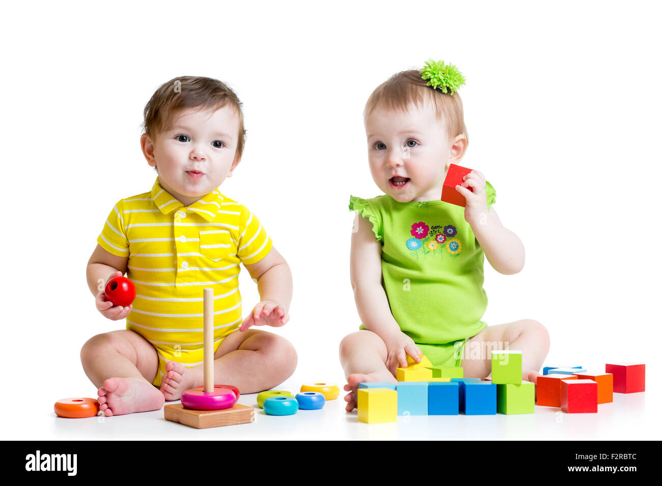 6 mois du garçon jouant sur le plancher avec un jouet aux couleurs vives  Photo Stock - Alamy