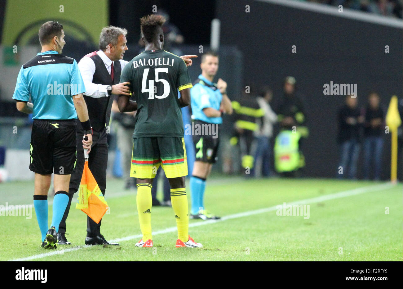 Udine, Italy. 22nd September, 2015. Milan's Head Coach Sinisa Mihajlovic speaks with Milan's forward Mario Balotelli during the Italian Serie A football match between Udinese Calcio v AC Milan at Friuli Stadium on 22 September, 2015 in Udine. Credit:  Andrea Spinelli/Alamy Live News Stock Photo