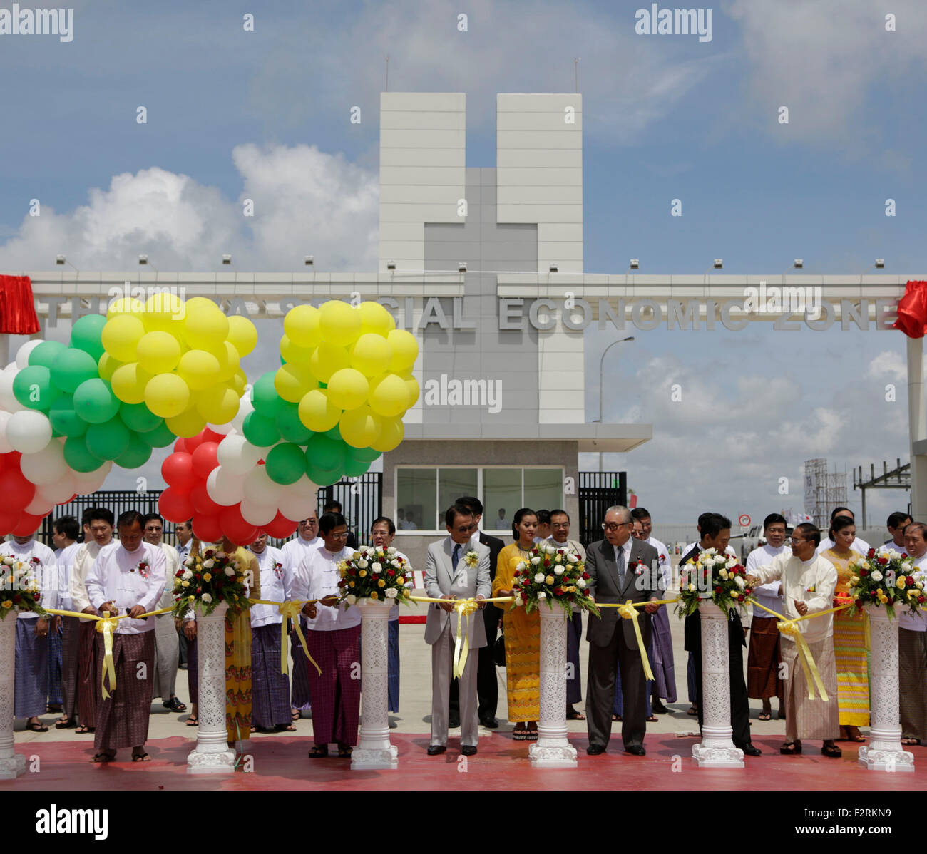 Yangon, Myanmar. 23rd Sep, 2015. Myanmar Vice President U Nyan Tun (2nd L, front) and Japanese Deputy Prime Minister and Finance Minister Taro Aso (3rd L, front) cut the ribbon during the Grand Opening Ceremony of Thilawa Special Economic Zone in southern Yangon, Myanmar, Sept. 23, 2015. © U Aung/Xinhua/Alamy Live News Stock Photo