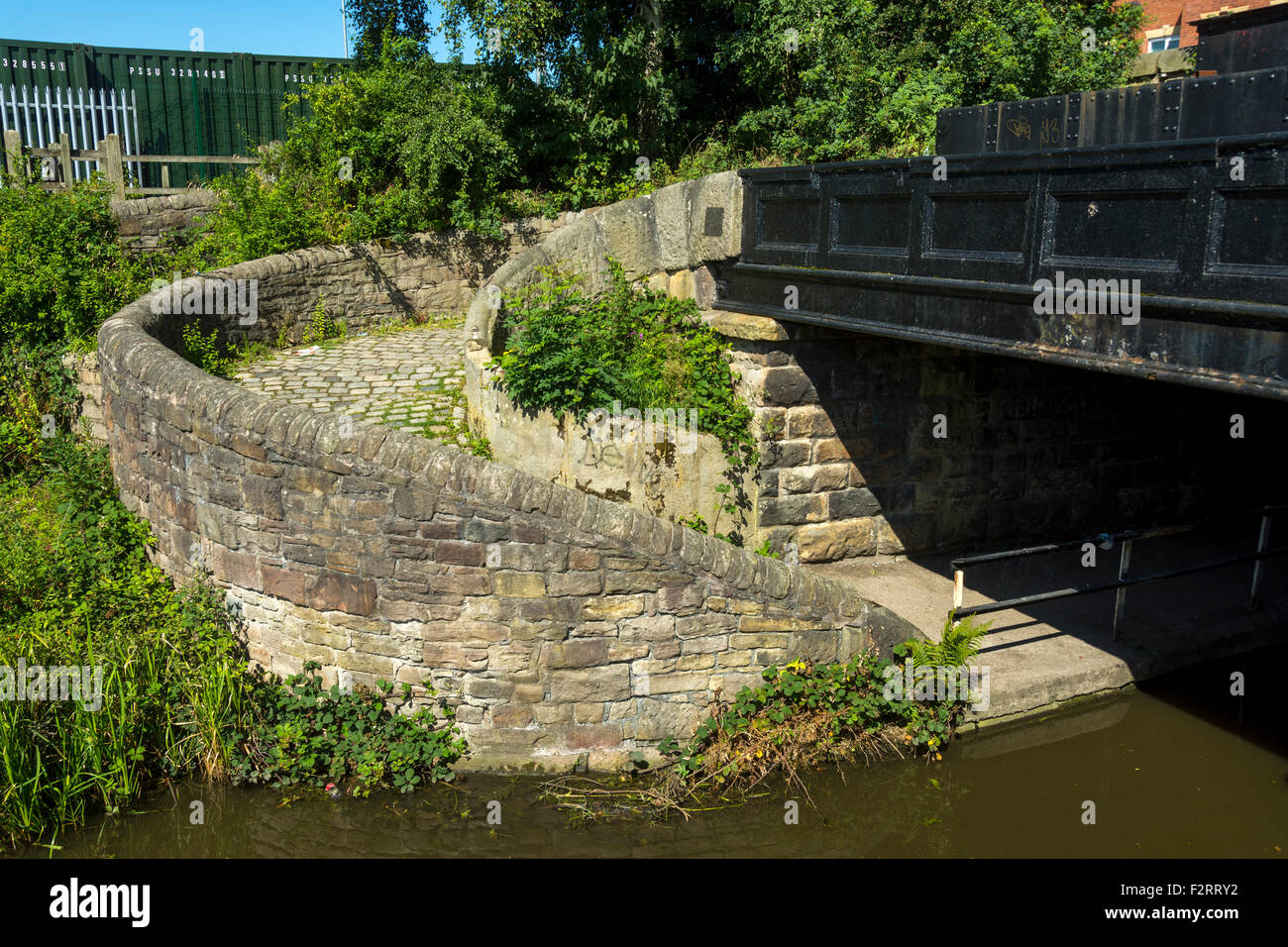 Roving or turnover bridge hi-res stock photography and images - Alamy