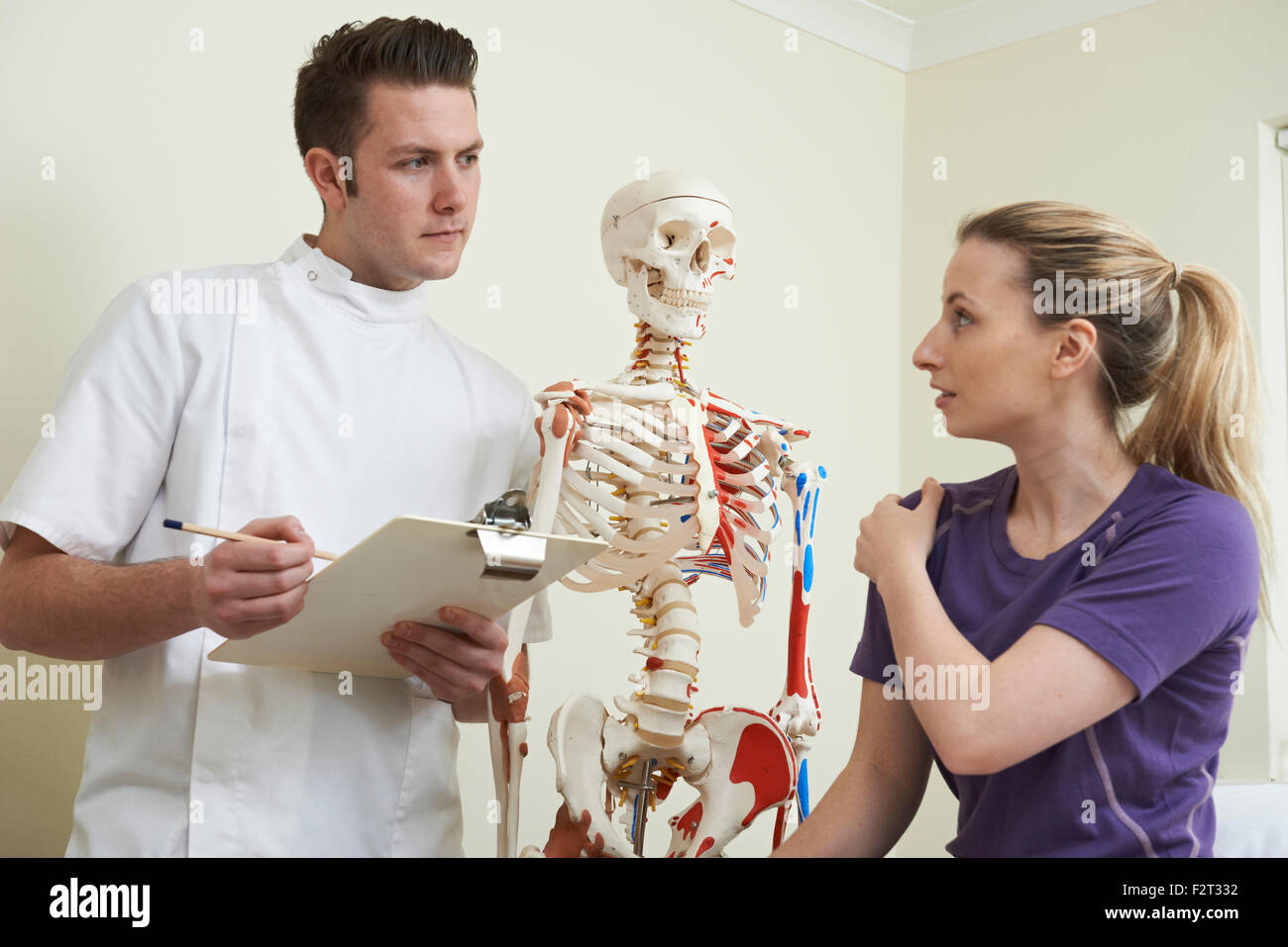 Shoulder injury hi-res stock photography and images - Alamy