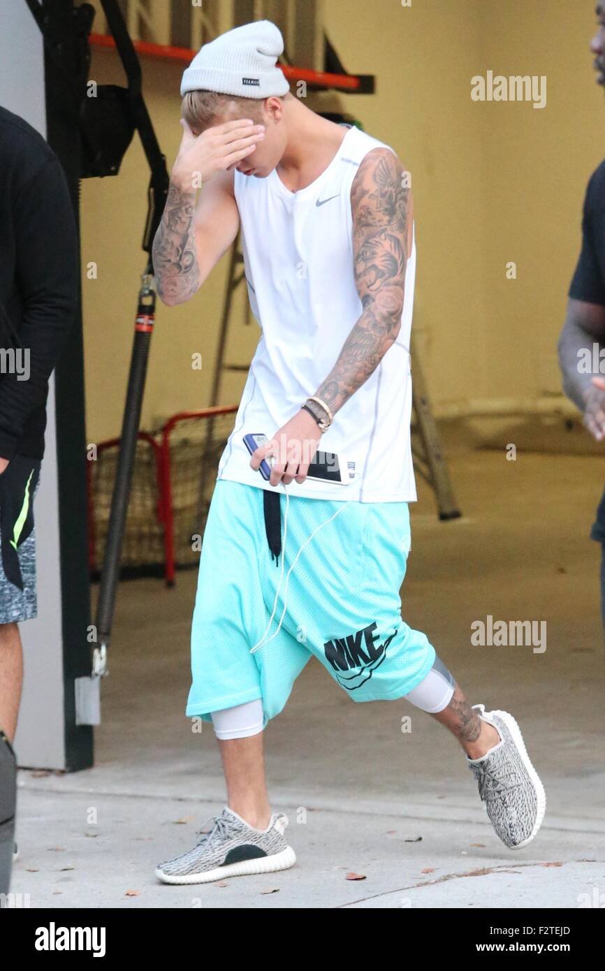 Justin Bieber exits a friend's apartment wearing Nike clothing and carrying  an iPhone and headphones Featuring: Justin Bieber Where: Los Angeles,  California, United States When: 23 Jul 2015 Stock Photo - Alamy