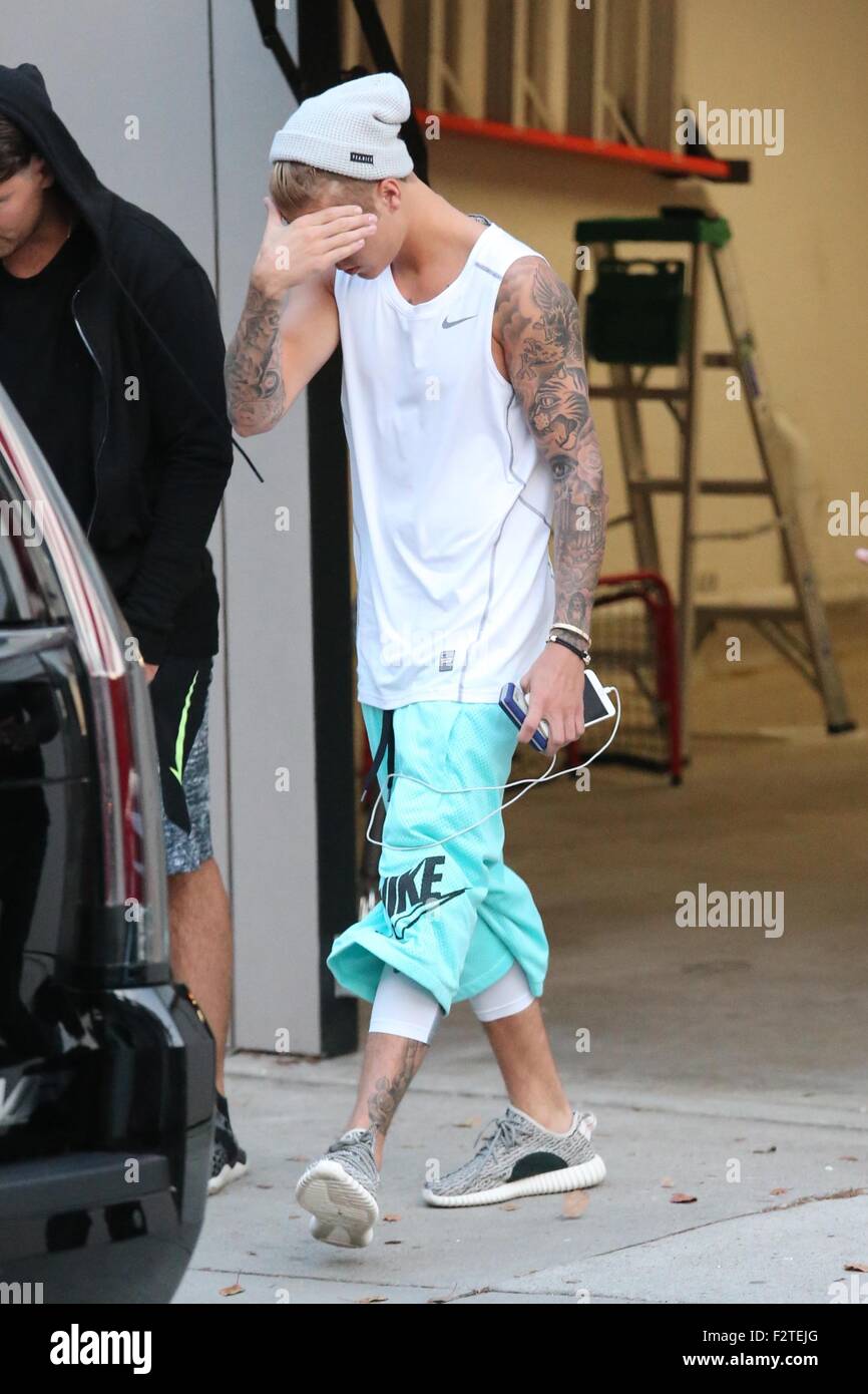 Justin Bieber exits a friend's apartment wearing Nike clothing and carrying  an iPhone and headphones Featuring: Justin Bieber Where: Los Angeles,  California, United States When: 23 Jul 2015 Stock Photo - Alamy