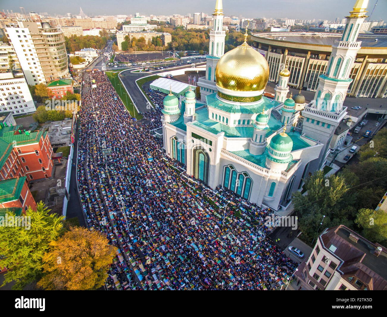 moscow-russia-24th-sep-2015-an-aerial-view-of-muslims-praying-outside-F2TK5D.jpg