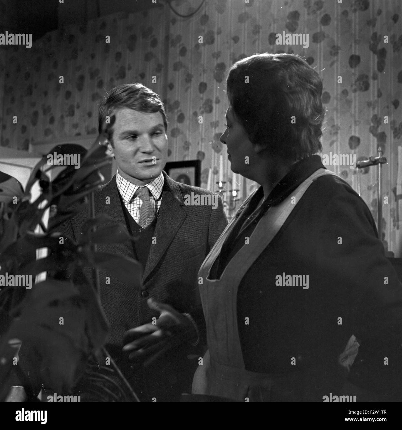 Hinter diesen Mauern, Fernsehfilm, Deutschland 1966, Regie: Karlheinz Bieber, Darsteller: Fritz Wepper (links), Gerda Maria Jürgens (?) Stock Photo