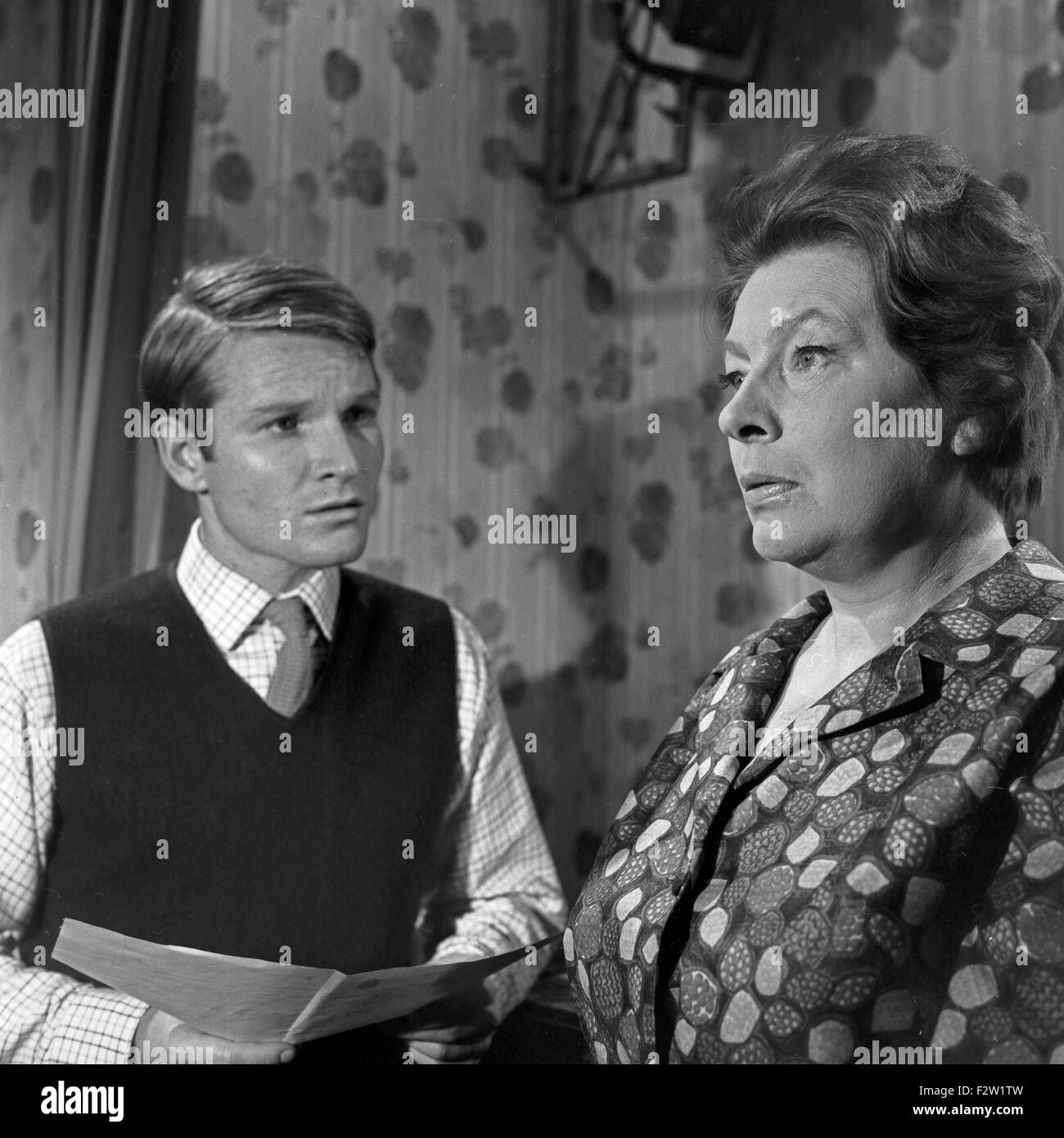 Hinter diesen Mauern, Fernsehfilm, Deutschland 1966, Regie: Karlheinz Bieber, Darsteller: Fritz Wepper (links), Gerda Maria Jürgens (?) Stock Photo