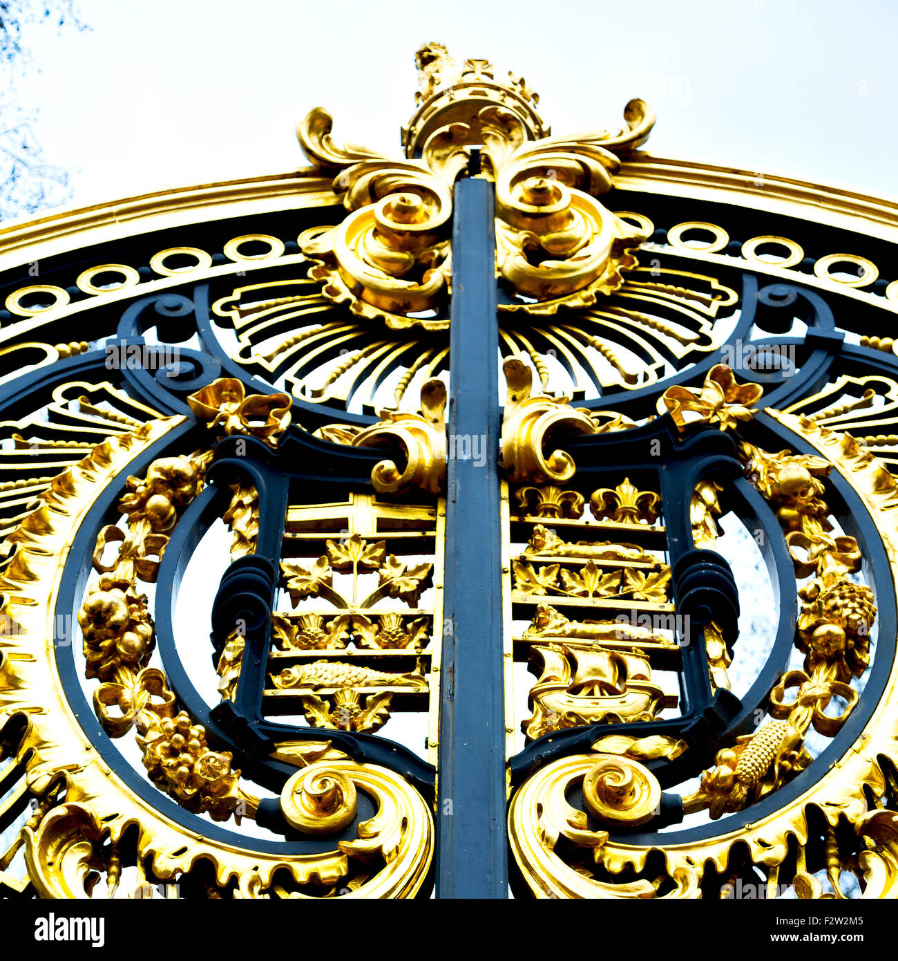 in london england the old metal gate royal palace Stock Photo - Alamy