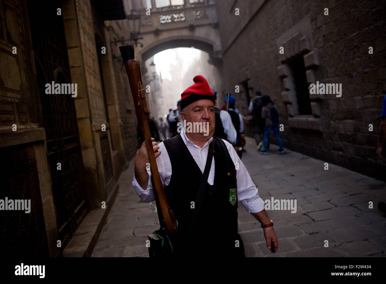 Barcelona, Catalonia, Spain. 24th Sep, 2015. A trabucaire through the streets of Barcelona on the occasion of the celebrations of the Merce Festival (Festes de la Merce) on 24 September 2015, Spain. The Galejada Trabucairemarks the beginning of the day of the patron saint of Barcelona, La Merce. Men and women dressed as ancient Catalan bandits take to the streets of the old part of Barcelona and cause a loud noise with his blunderbusses full of gunpowder. © Jordi Boixareu/ZUMA Wire/Alamy Live News Stock Photo