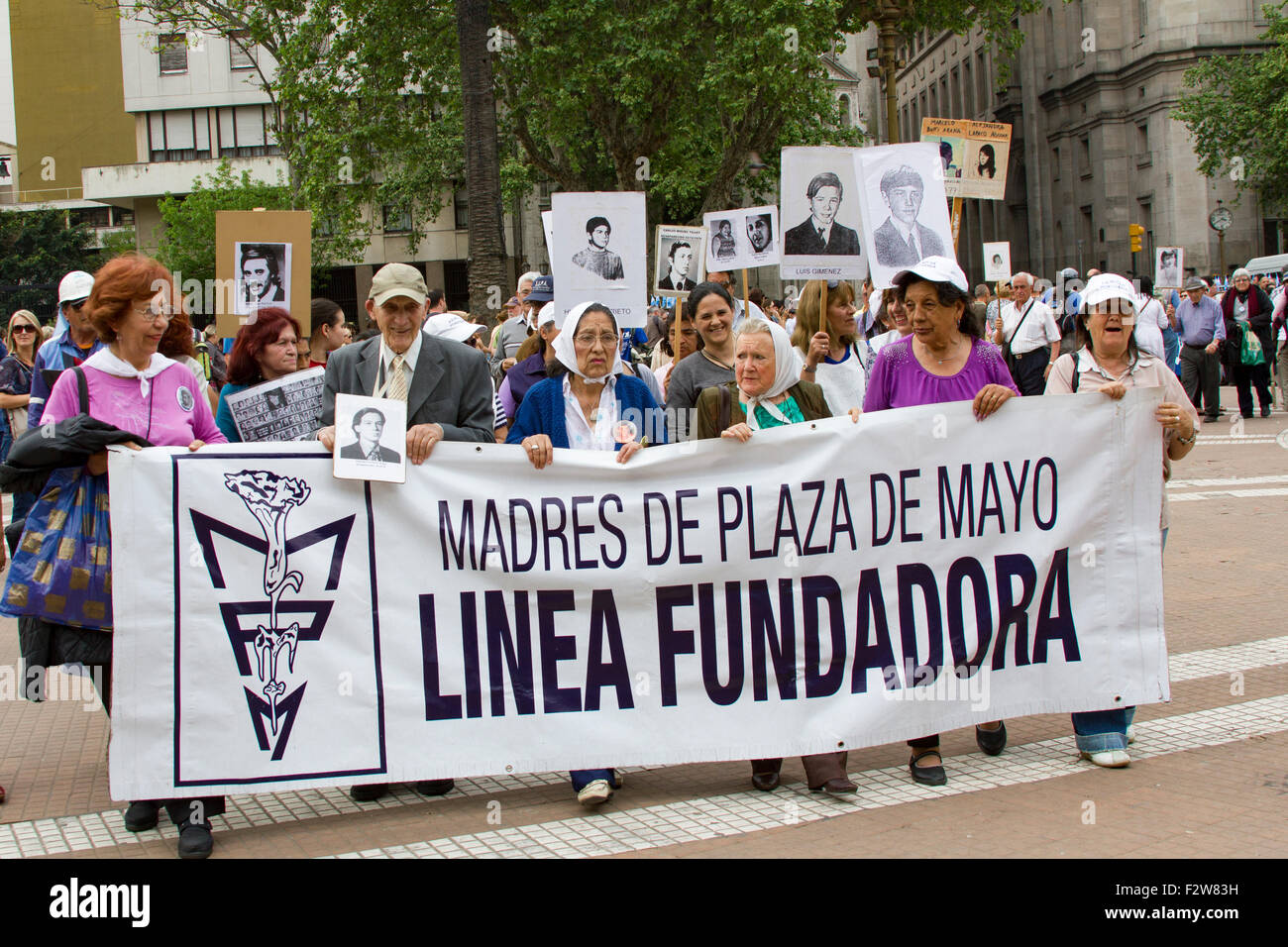 Madres de la Plaza de Mayo on their weekly march, protesting for their 'disappeared' children during the dirty war Stock Photo - Alamy
