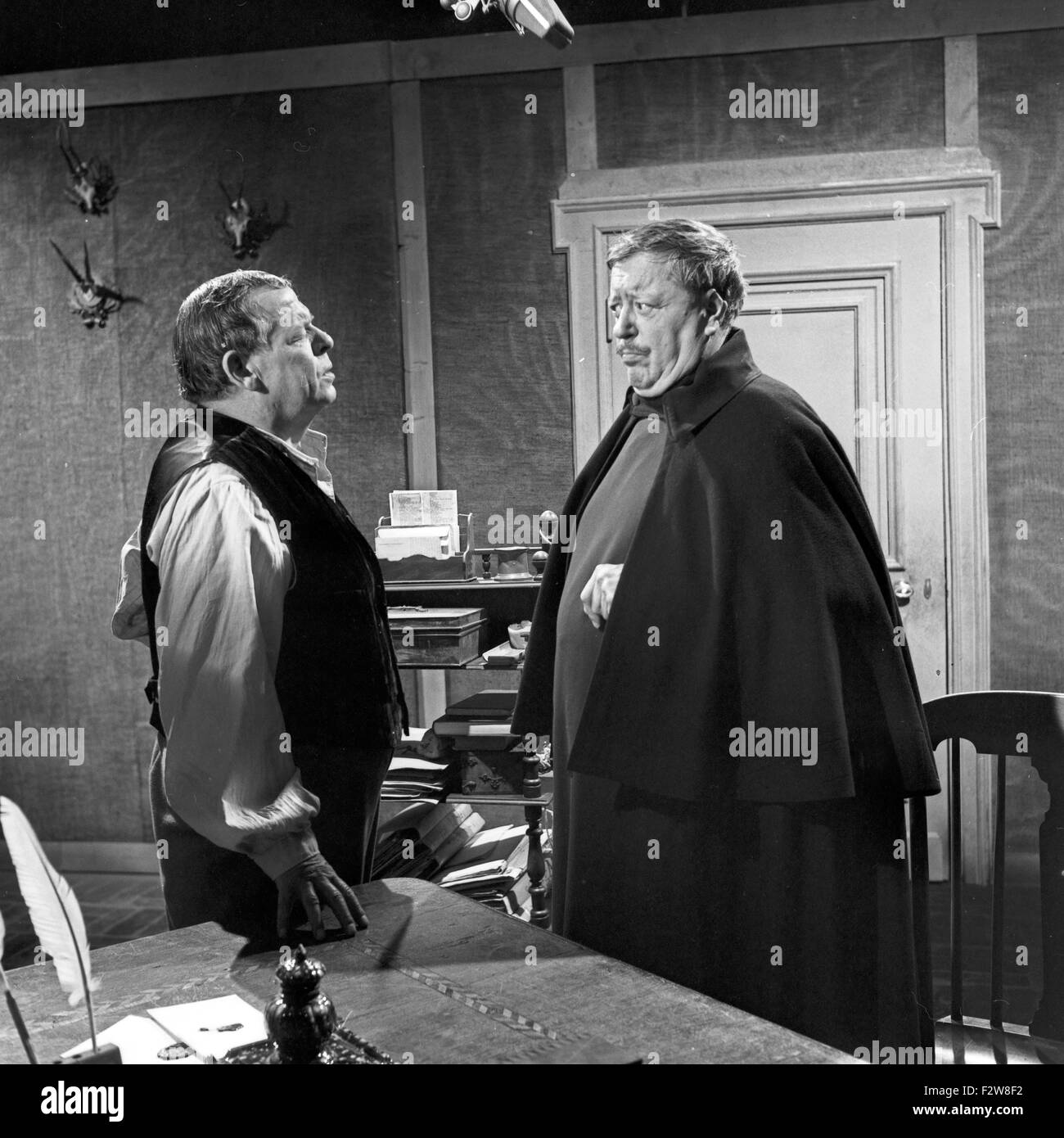 Der Renegat, Fernsehfilm, Deutschland 1967, Regie: Gedeon Kovacs, Darsteller: Paul Dahlke (rechts), Joachim Teege Stock Photo