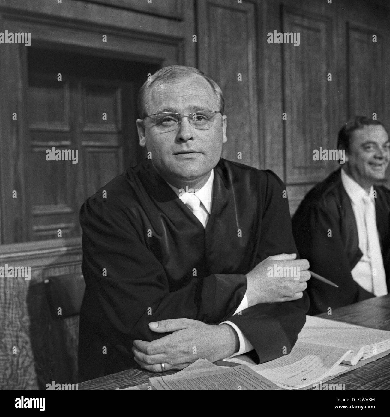 Standgericht, Fernsehfilm, Deutschland 1966, Regie: Rolf Busch, Darsteller: Heinz Theo Branding (?), Friedrich Schütter (rechts) Stock Photo