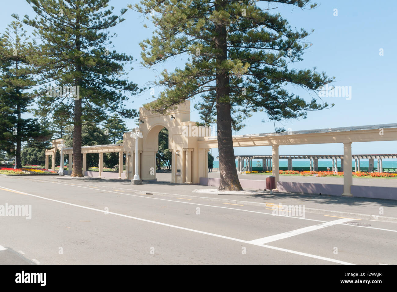 The New Napier Arch and Veronica Sun Bay commemorating the rebuilding of Napier after the earthquake of 1931 Stock Photo