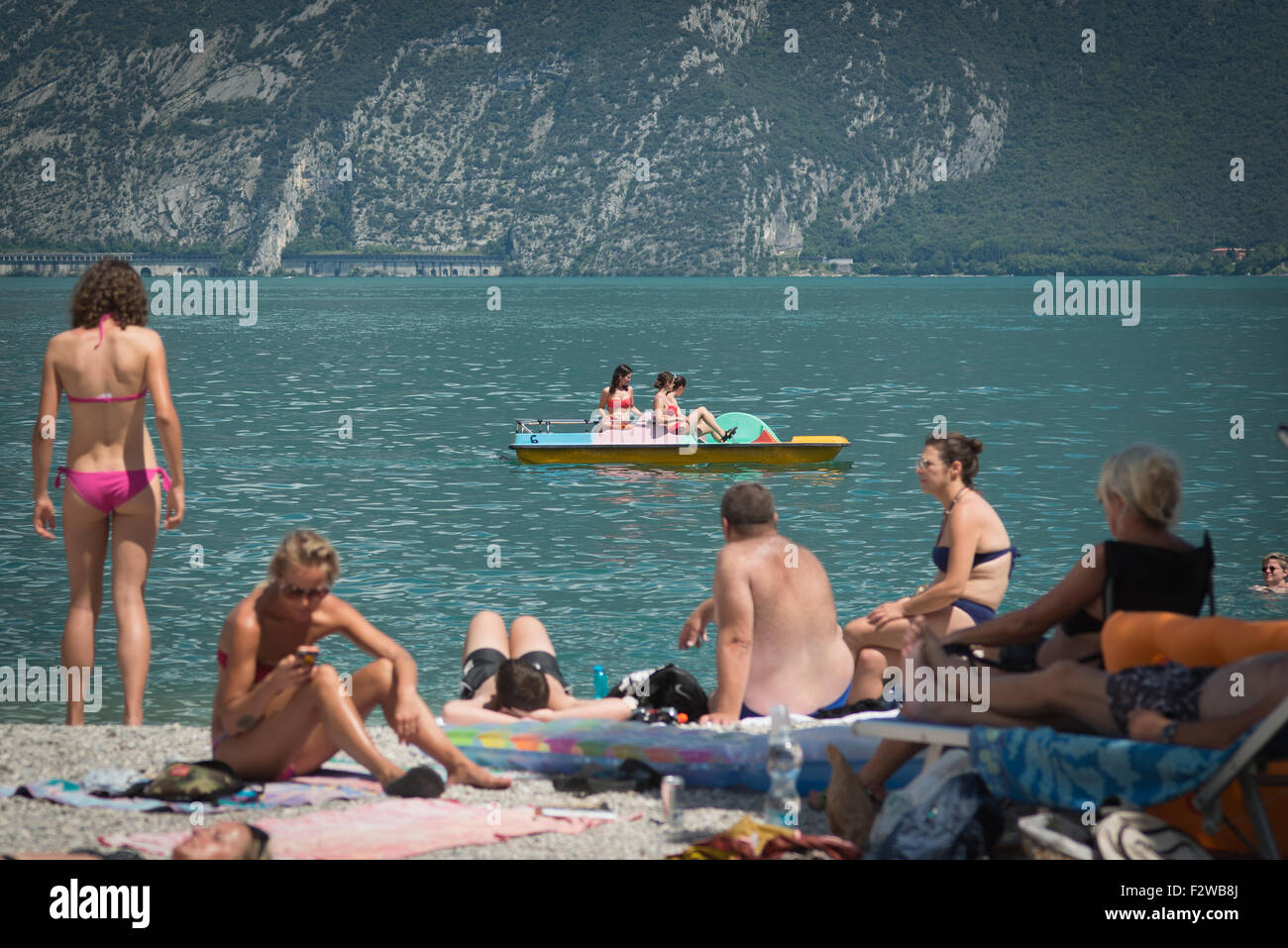 16.07.2014, Limone sul Garda, Lombardy, Italy - Bathers on the beach of Lake Garda. 0JL140716D007CAROEX.JPG - NOT for SALE in G Stock Photo