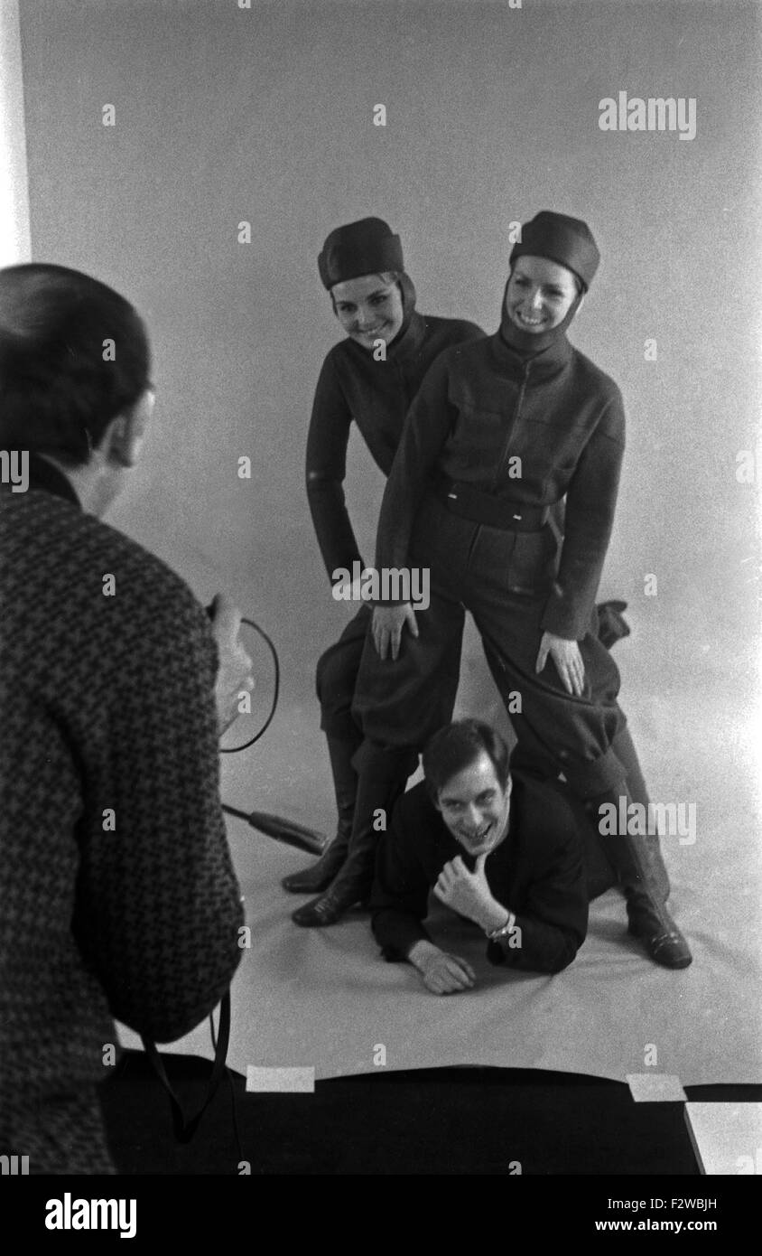4-3-2-1 Hot and Sweet, Musiksendung, Deutschland 1968, Regie: Thomas Land,  Moderator Alf Wolf (?) mit Tänzerinnen Stock Photo - Alamy