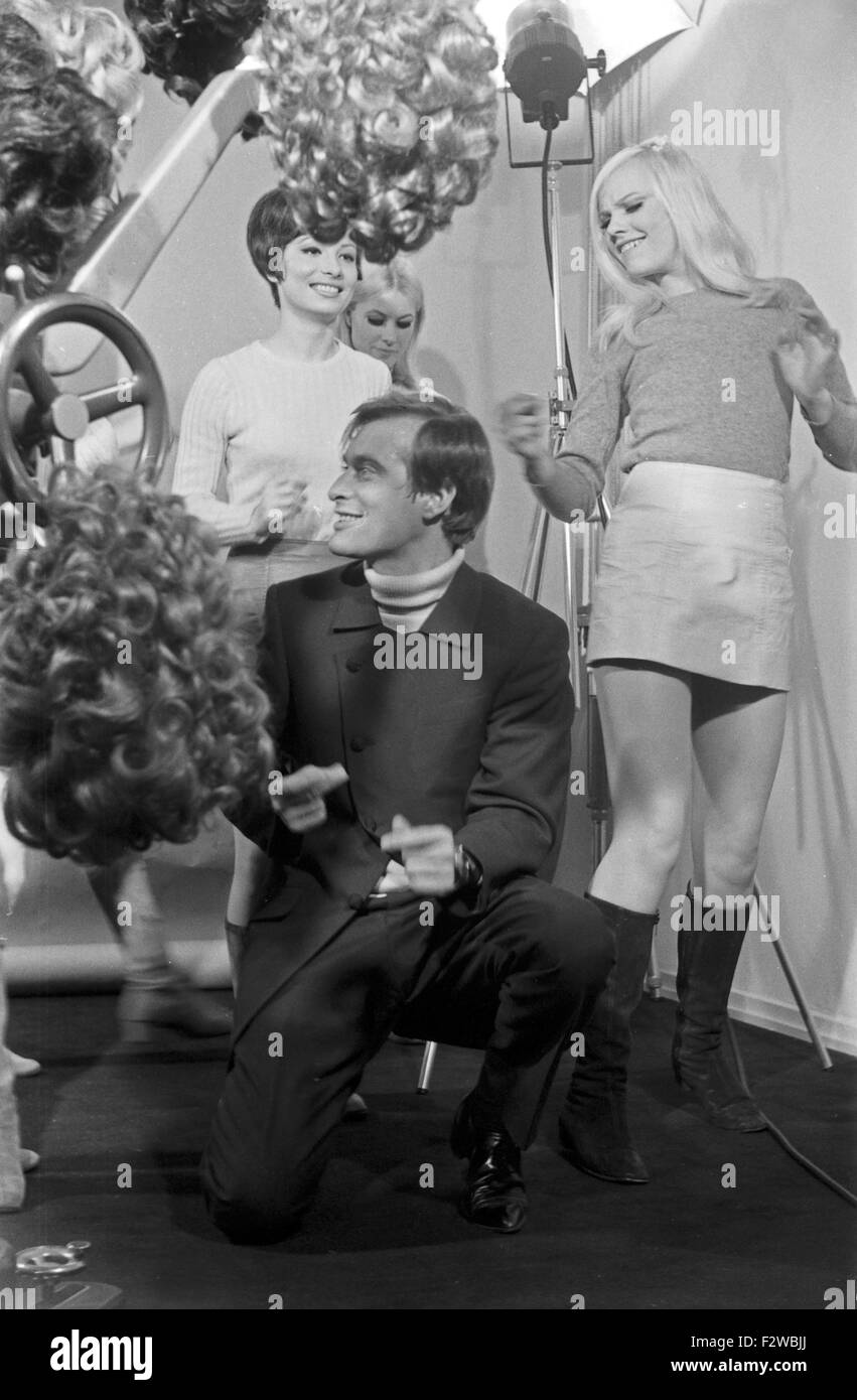 4-3-2-1 Hot and Sweet, Musiksendung, Deutschland 1968, Regie: Thomas Land, Moderator Alf Wolf (?) mit Tänzerinnen Stock Photo