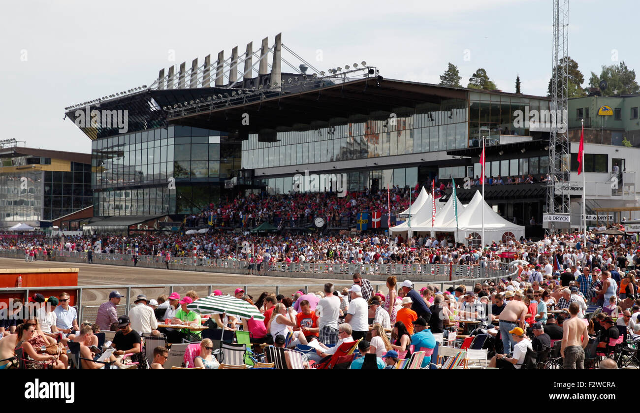 24.05.2014, Stockholm, Stockholms laen, Schweden - Spectators at the Solvalla Racecourse. 0MK140524D524CAROEX.JPG - NOT for Stock Photo