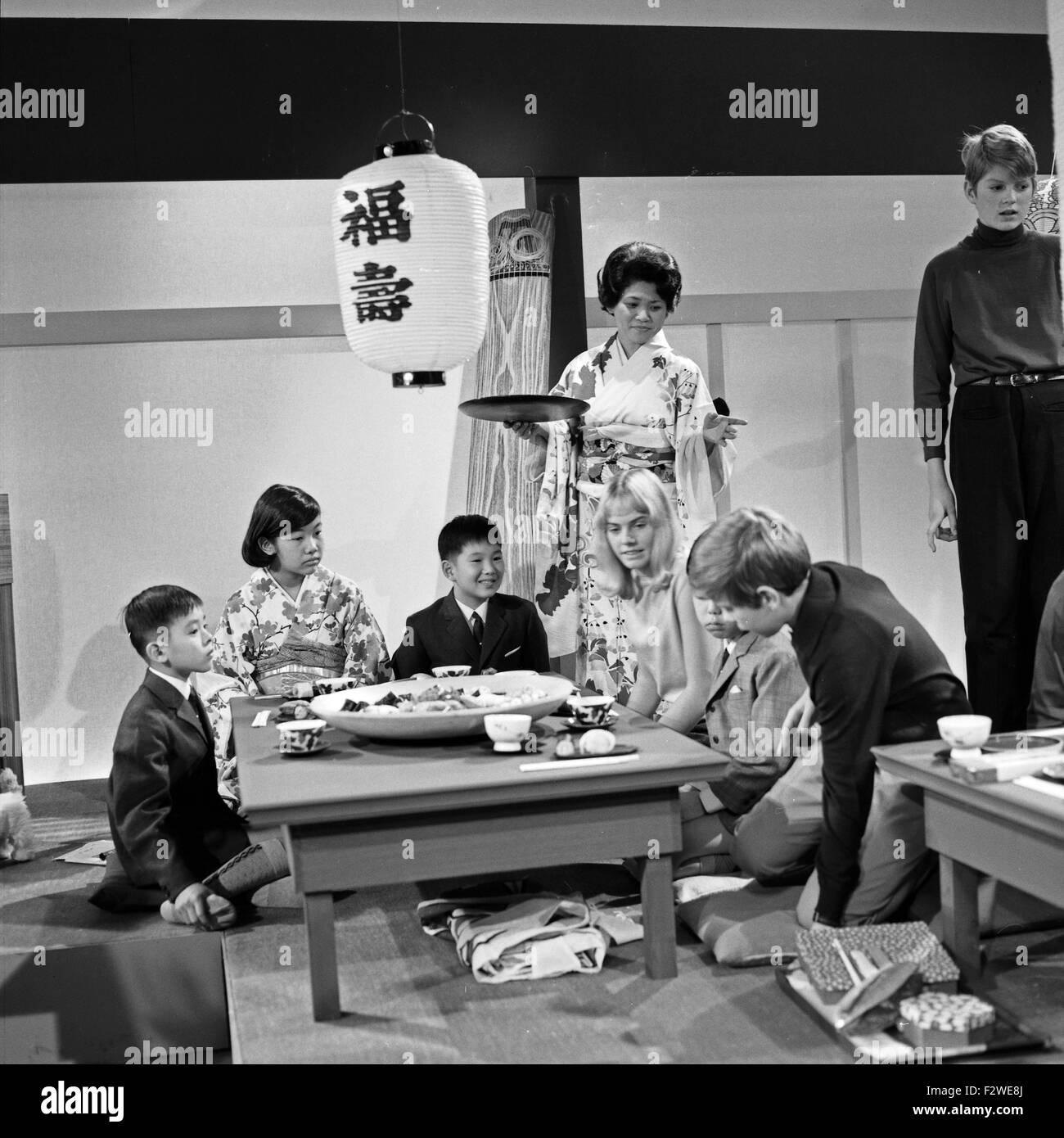 1960s family tv dinner hi-res stock photography and images - Alamy