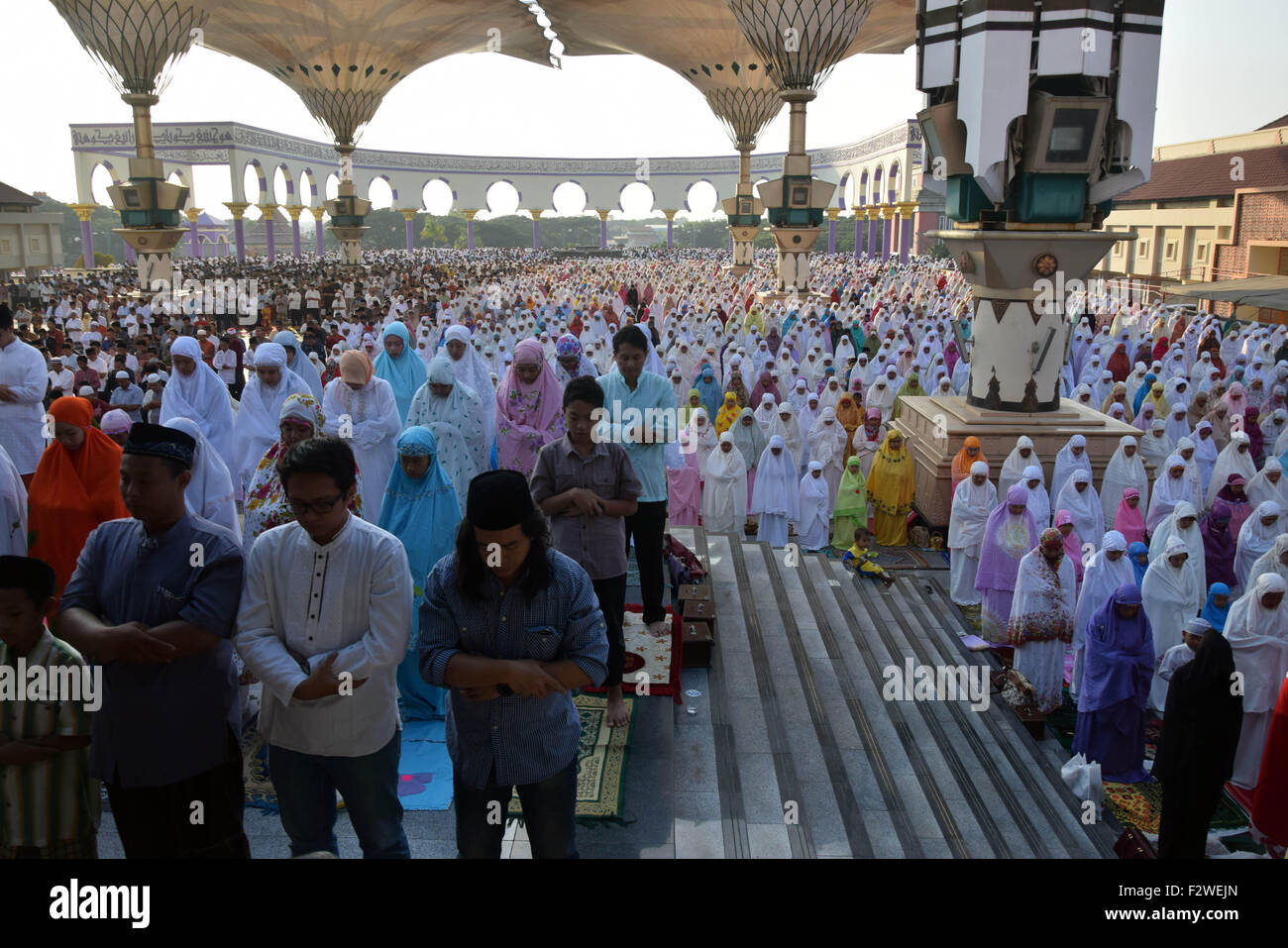 Semarang, Central Java, Indonesia. 24th Sep, 2015. SEMARANG, INDONESIA - SEPTEMBER 24: Indonesian Muslims perform Eid Al-Adha prayers at Great Mosque during the first day of the Eid Al Adha on September 24, 2015 in Semarang, Central Java Province, Indonesia. © Sijori Images/ZUMA Wire/Alamy Live News Stock Photo