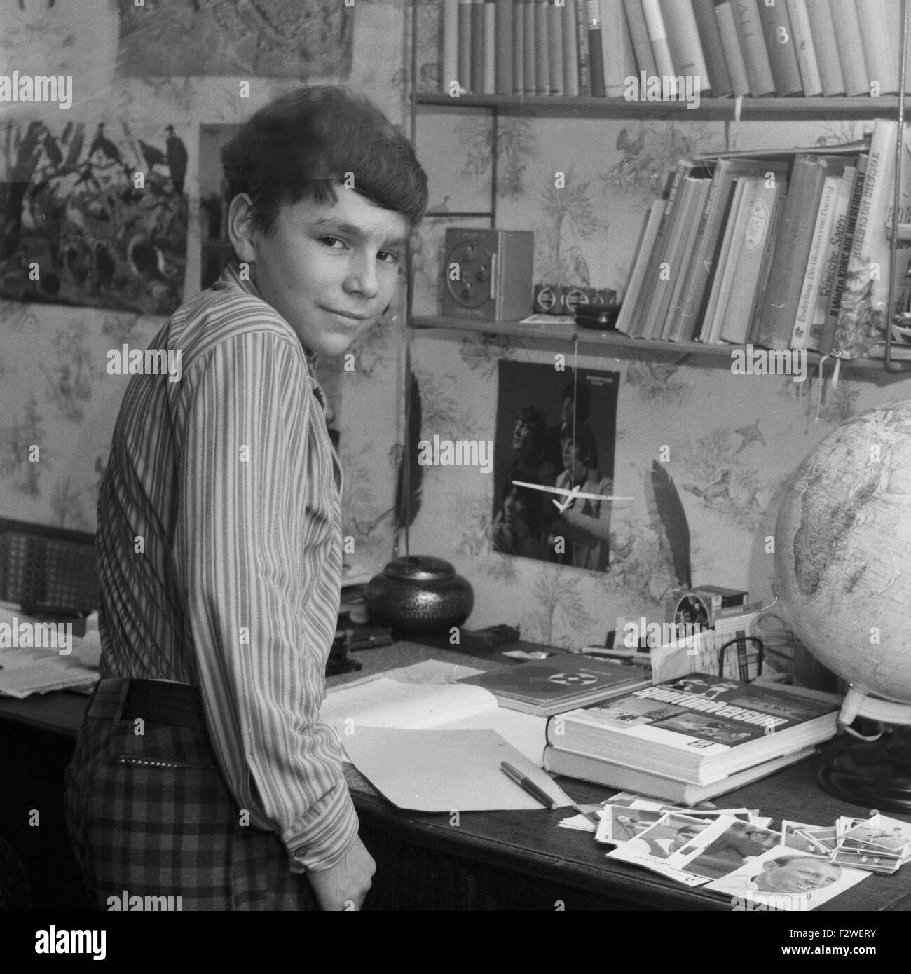 Ein junger HÖRZU Leser hat einen Preis als Textkomponist gewonnen, Deutschland 1960er Jahre. A young reader of the German 'HOERZU' programme magazin won a prize as a lyrics composer, Germany 1960s. Stock Photo