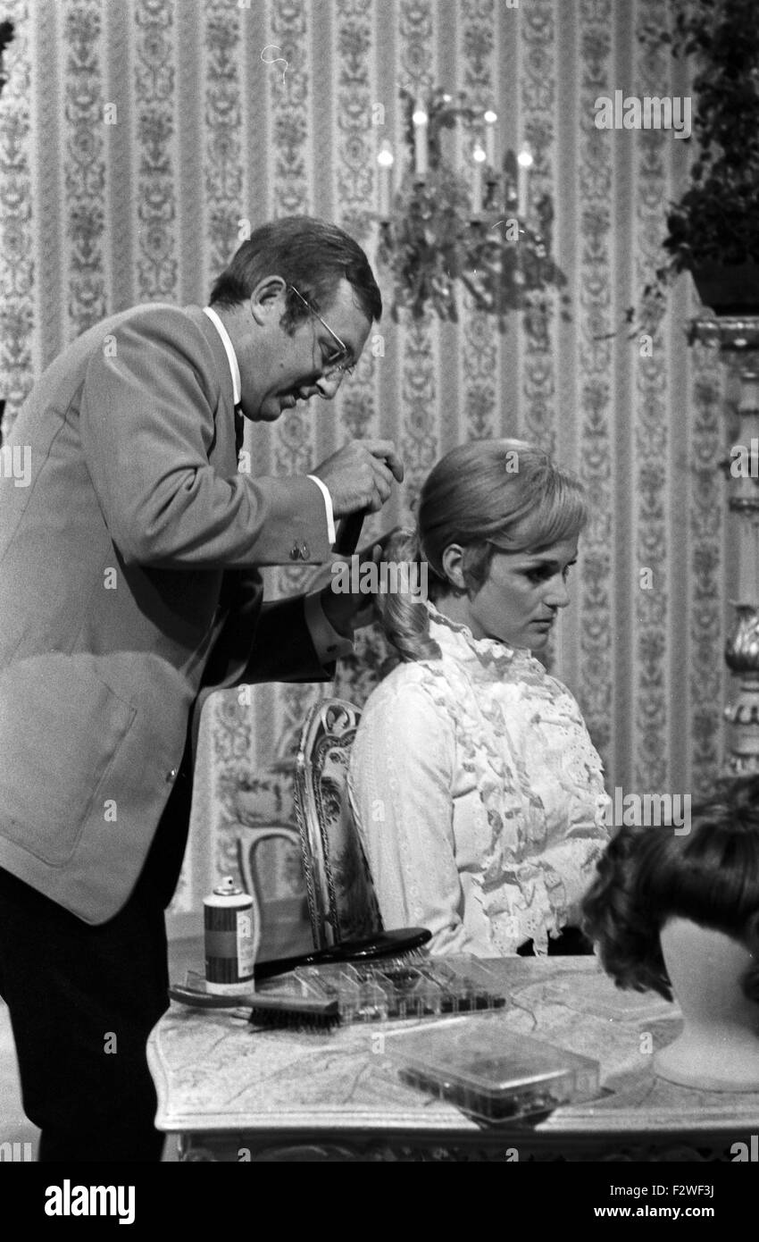 Friseurmeister Dieter Haak gestaltet eine Damenfrisur, Deutschland 1960er Jahre. Hairdresser Dieter Haak creating a lady's hairdo, Germany 1960s. Stock Photo