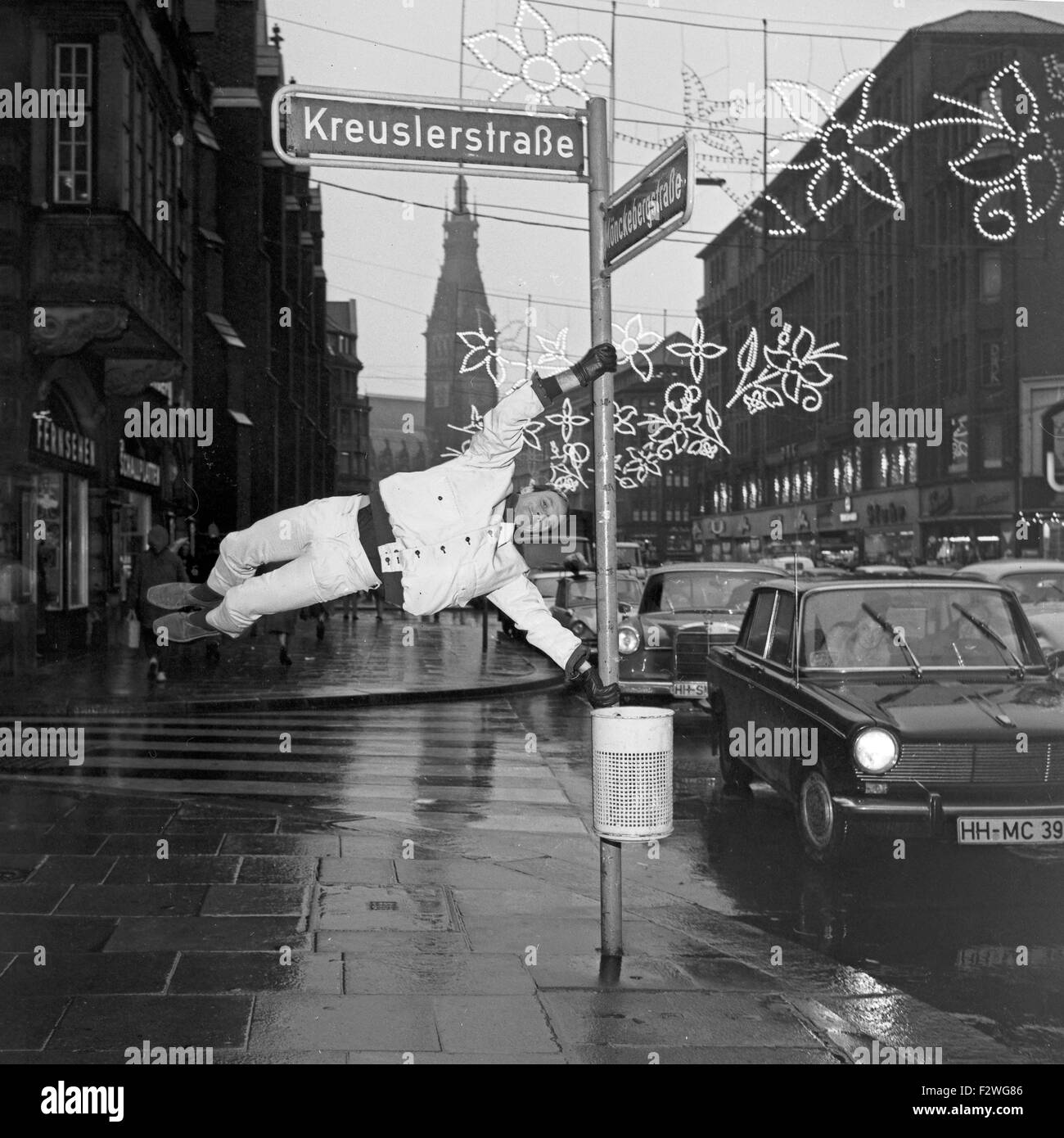 Ein Artist macht seine Kunststücke an der Ecke Kreuslerstraße Mönckebergstraße in Hamburg, Deutschland 1960er Jahre. An artiste performing in the streets of Hamburg, Germany 1960s. Stock Photo