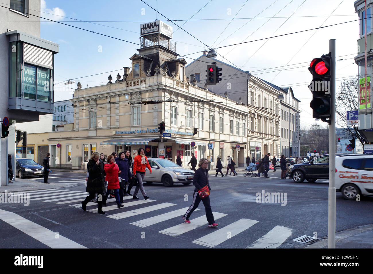 03.02.2015, Linz, Upper Austria, Austria - Pedestrians to cross an intersection in the Landstrasse in Linz. Stock Photo