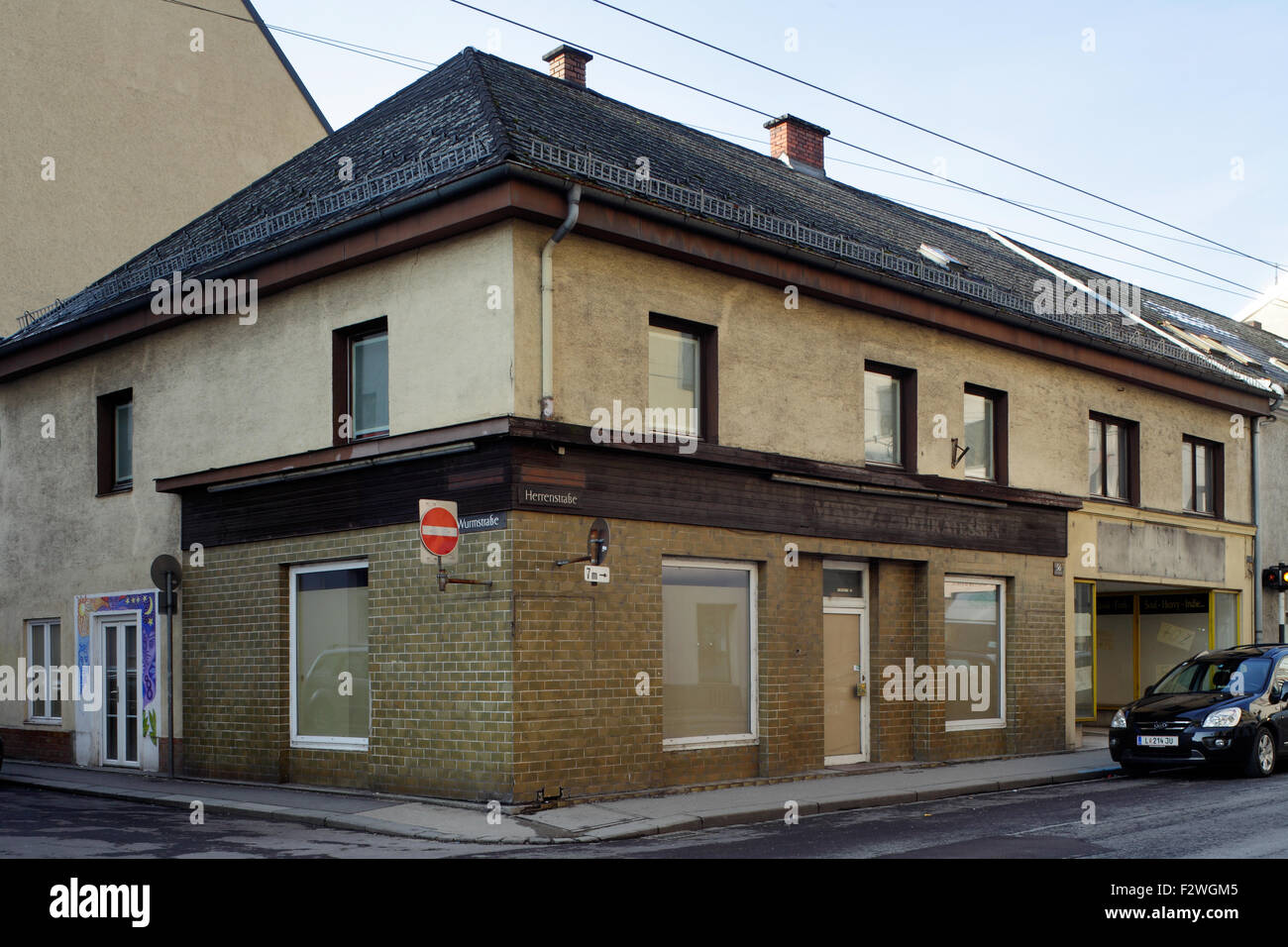 03.02.2015, Linz, Upper Austria, Austria - Residential buildings with leerstehemdem Business in Linz. 00P150203D042CAROEX.JPG - Stock Photo