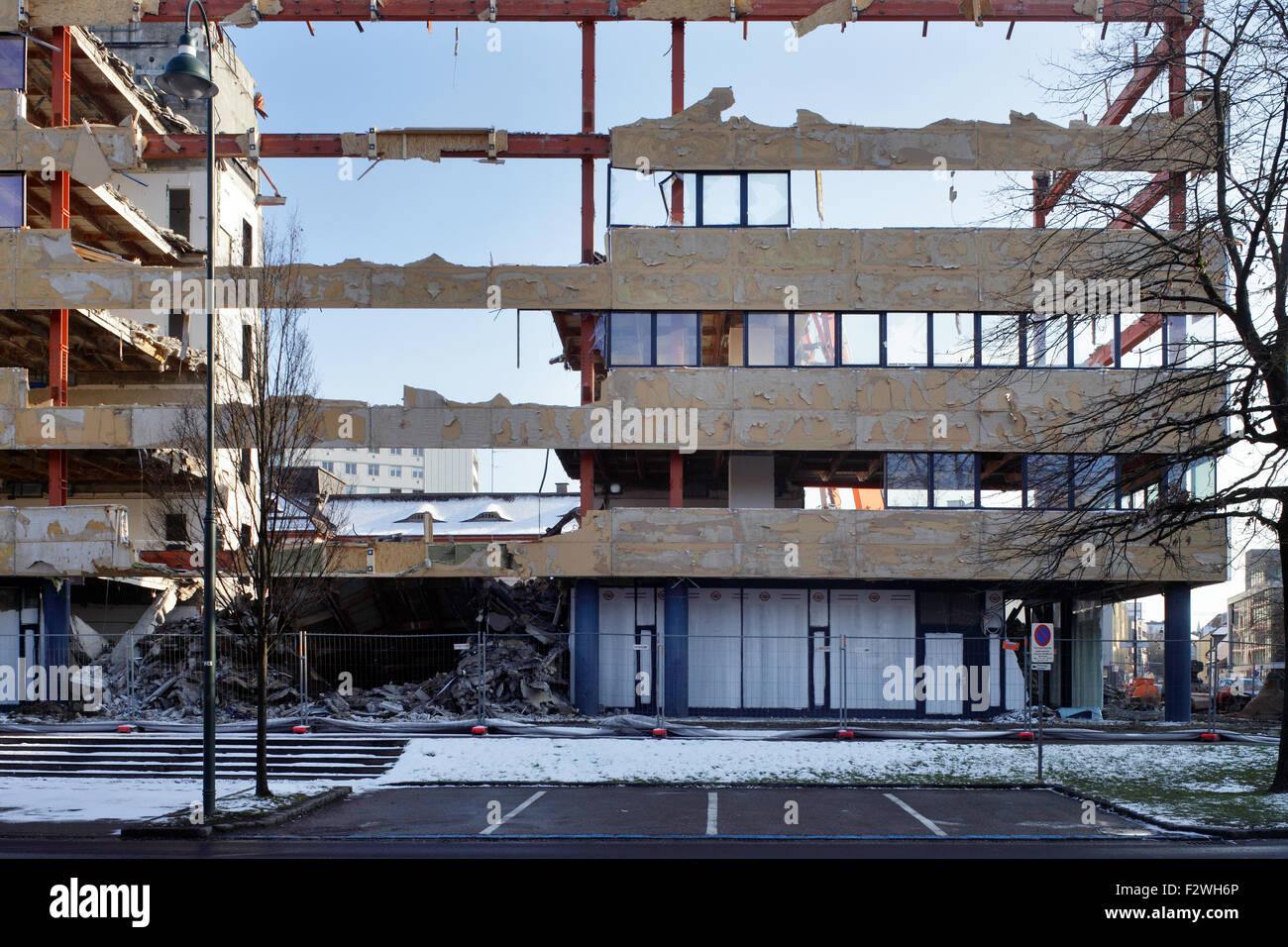 03.02.2015, Linz, Upper Austria, Austria - Demolition of a Geschaeftsgebaeudes in Linz. 00P150203D052CAROEX.JPG - NOT for SALE Stock Photo