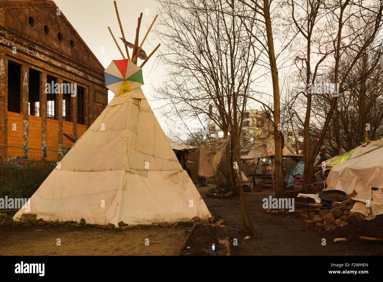 10.02.2015, Berlin, Berlin, Germany - Tent Teepee village land on the River  Spree in Berlin-Mitte, left the ruins of the ice Stock Photo - Alamy